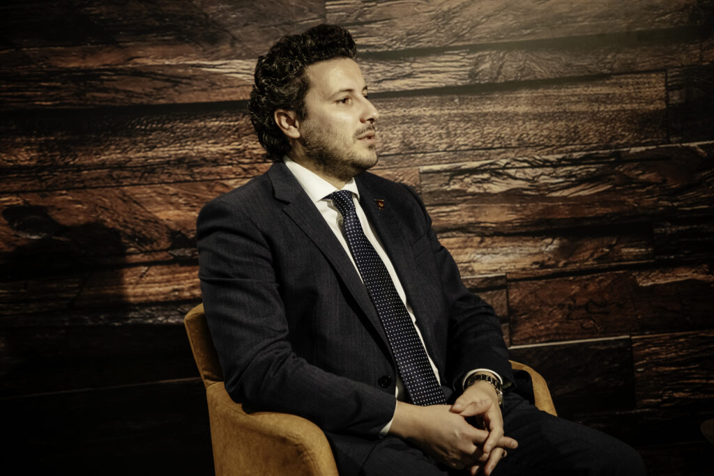 Molim vas, ubacite ove slike na naš sajt i potpišite ih slobodno kao naše vlasništvo. :)
Vojislav Milovančević, Intervju Dritan Abazović