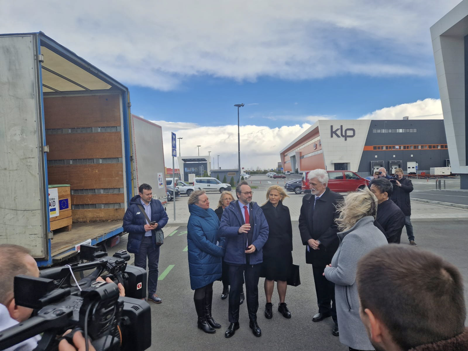 omoći Ukrajini s ciljem podrške elektroenergetskom sistemu te države, danas su četiri kamiona sa elektroenergetskom opremom upućena u Rumuniju u EU Centar za prikupljanje pomoći Ukrajini, odakle će dalje biti prosleđena na odredište.