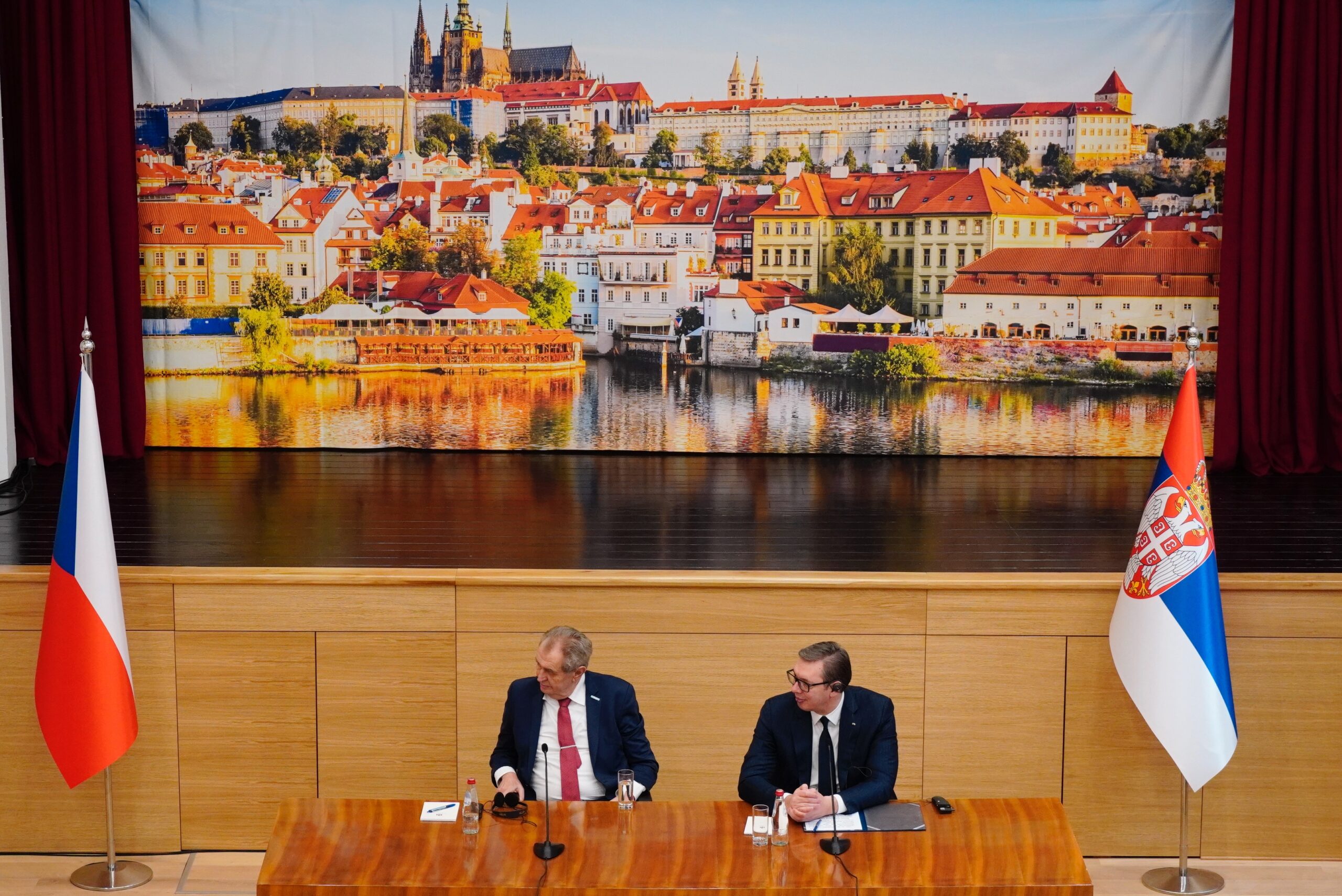 Beograd, 30. januara 2023. - Predsednik Srbije Aleksandar Vucic i predsednik Ceke Milo Zeman otvorili su danas presecanjem vrpce obnovljeni Ceki dom u Beogradu.  FOTO TANJUG/ VLADIMIR PORCIC/ bg
