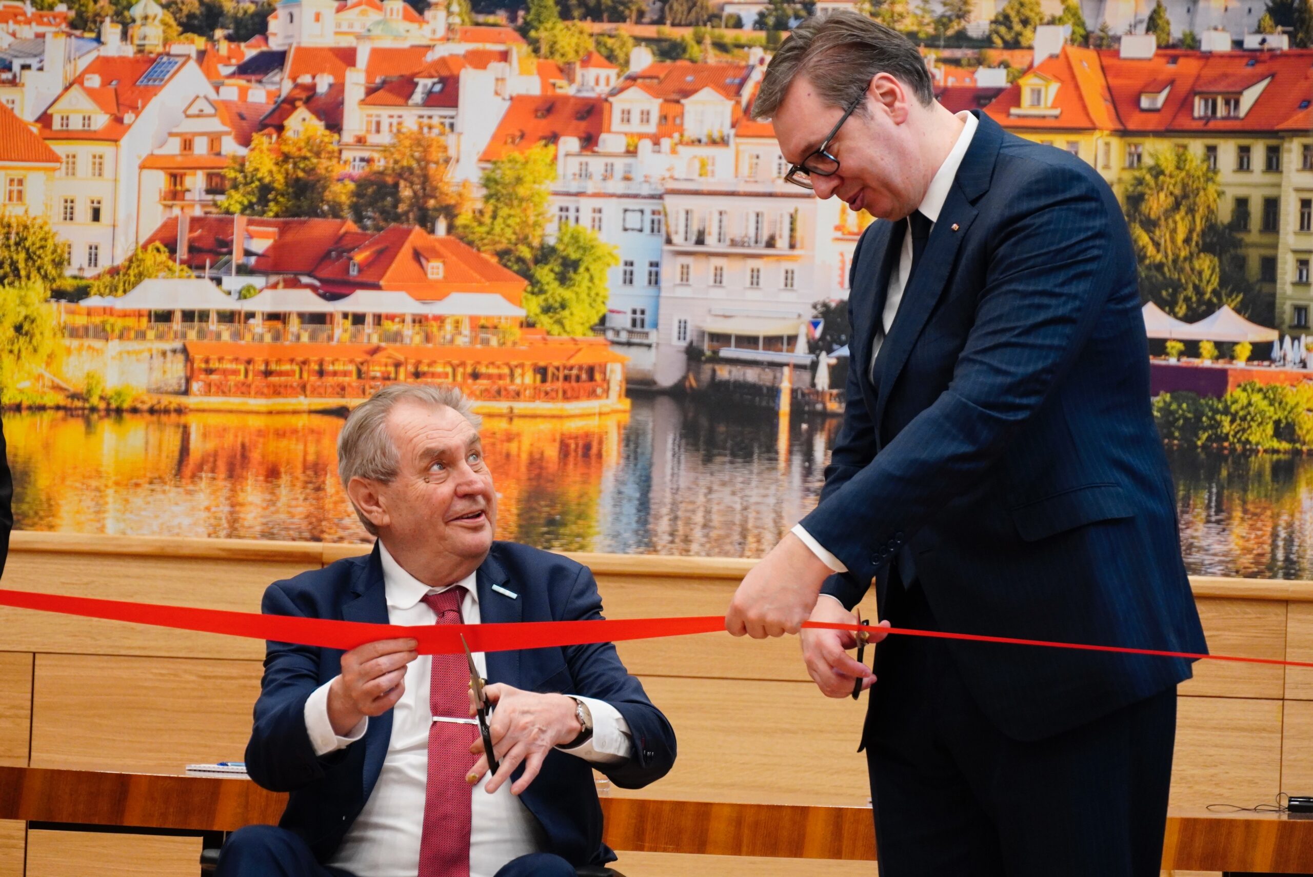 Beograd, 30. januara 2023. - Predsednik Srbije Aleksandar Vucic i predsednik Ceke Milo Zeman otvorili su danas presecanjem vrpce obnovljeni Ceki dom u Beogradu.  FOTO TANJUG/ VLADIMIR PORCIC/ bg