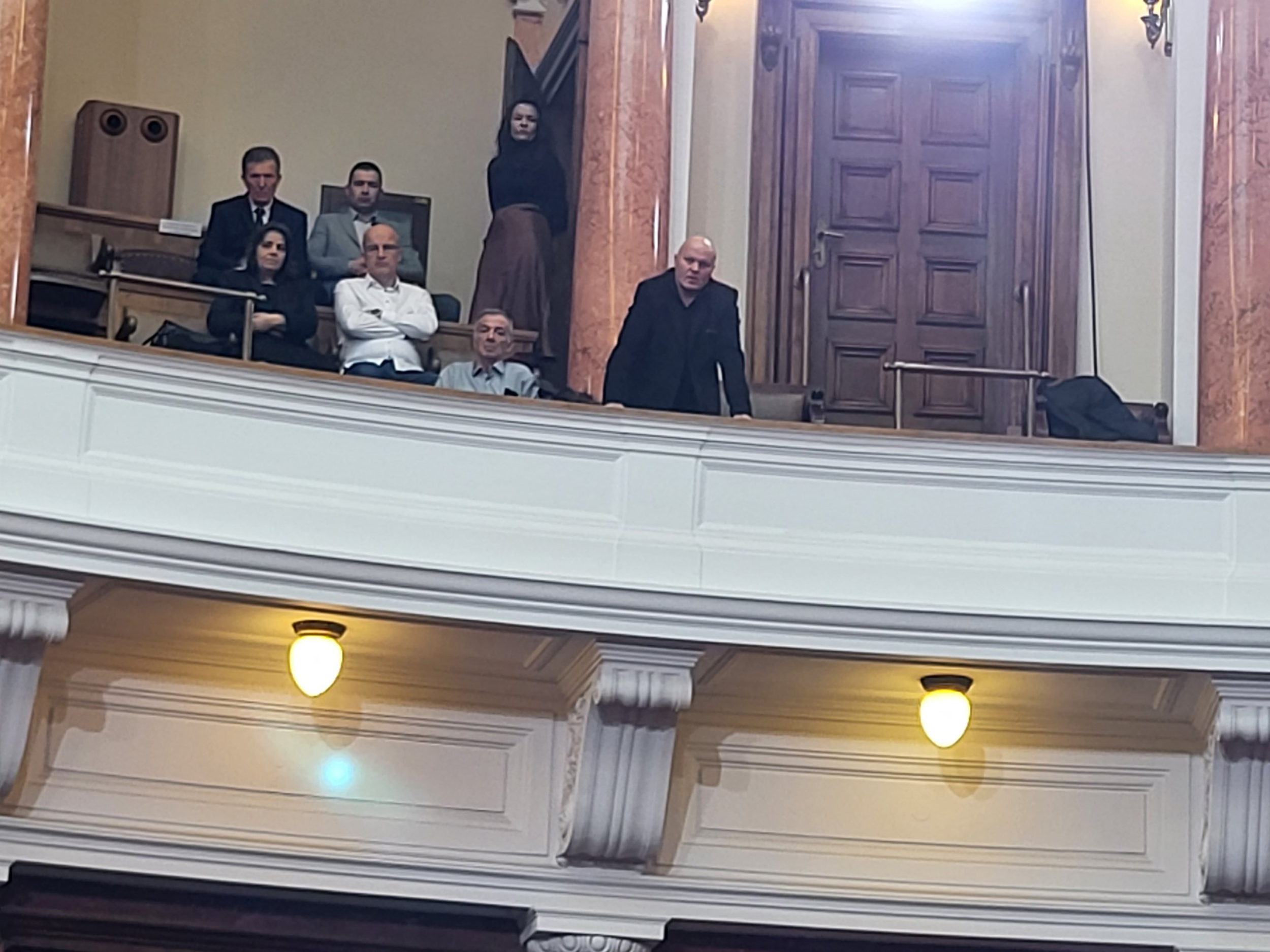 A, evo i osuđenog silovatelja i ličnog megafona Predsednika Srbije.
Sima Spasić na balkonu Narodne Skupštine.