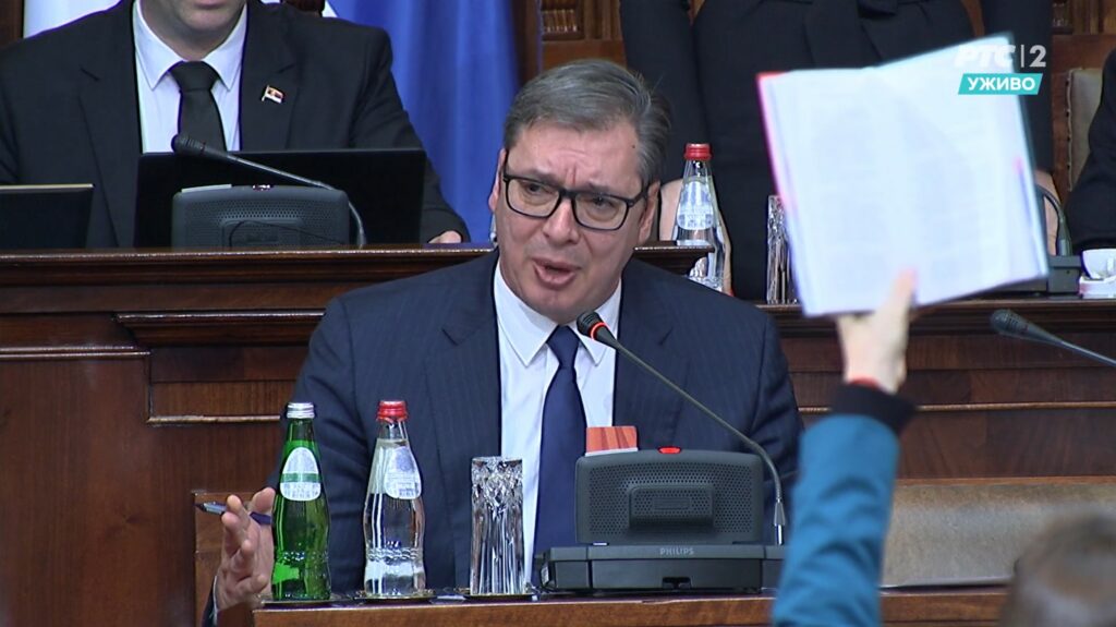 Beograd 02.02.2023. Sednica Skupstine Srbije, skupstina, izvestaj o pregovorima sa Pristinom, tuca u skupstini, Aleksandar Vicic viče, dere se, besan, zajapuren