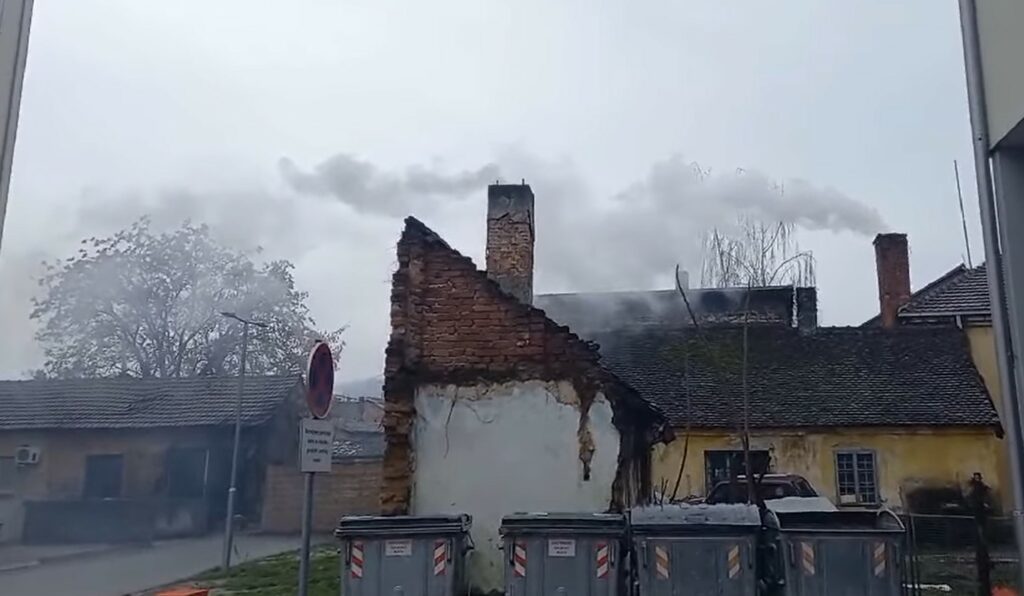 Valjevo, Strogi centar Valjeva, dimnjaci PD "Erozija" koji neprestano ispuštaju ovakav ili još gušći dim. Stanari naselja ne mogu da otvore prozore 24/7 od nepodnošljivog dima koji izaziva kašalj, gušenje, kombo