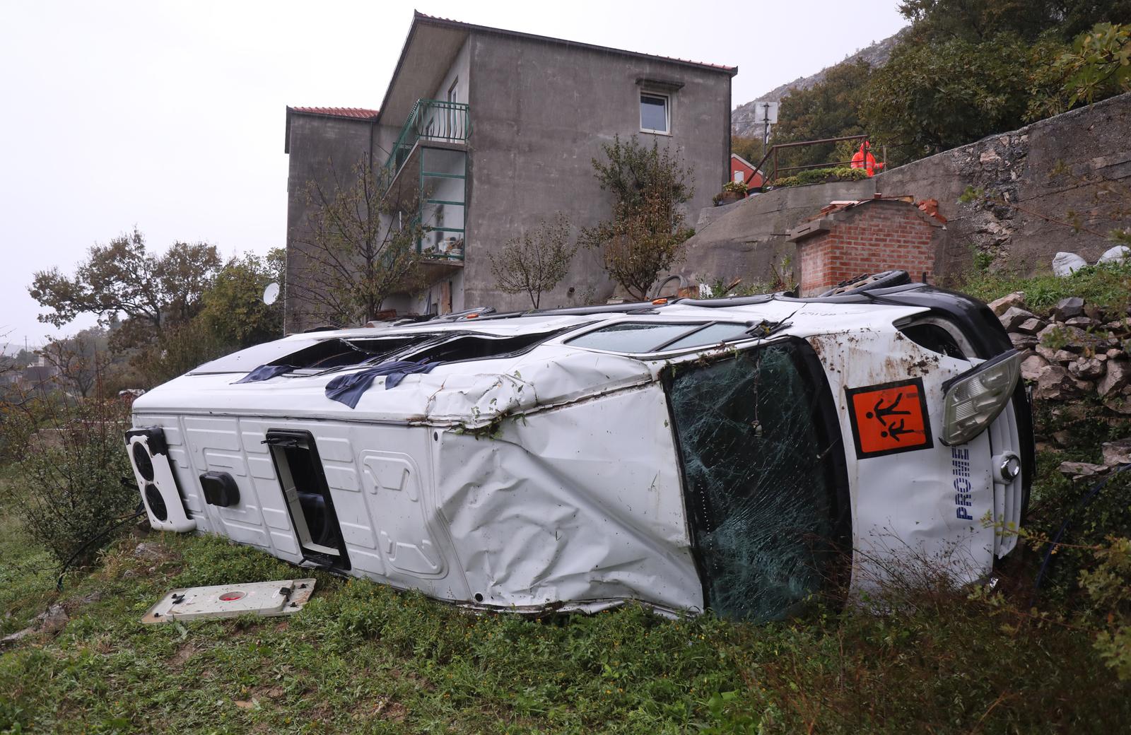Gornje Sitno: Školski kombi sletio s ceste kod Splita, djeca prevezena u bolnicu