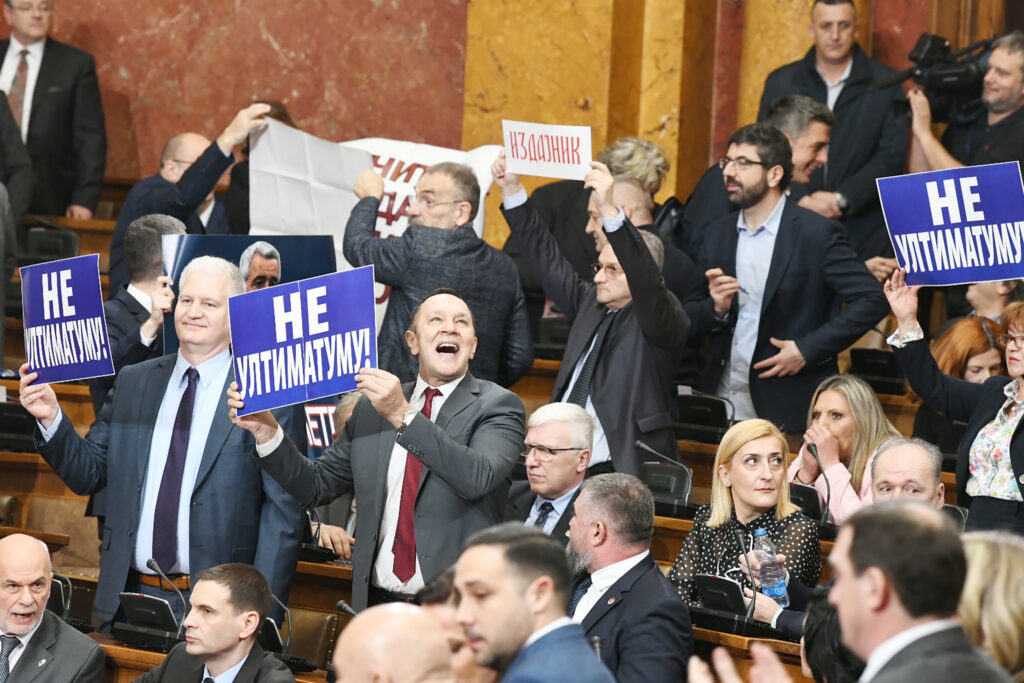 Beograd 02.02.2023. Sednica Skupstine Srbije, skupstina, izvestaj o pregovorima sa Pristinom,transparenti