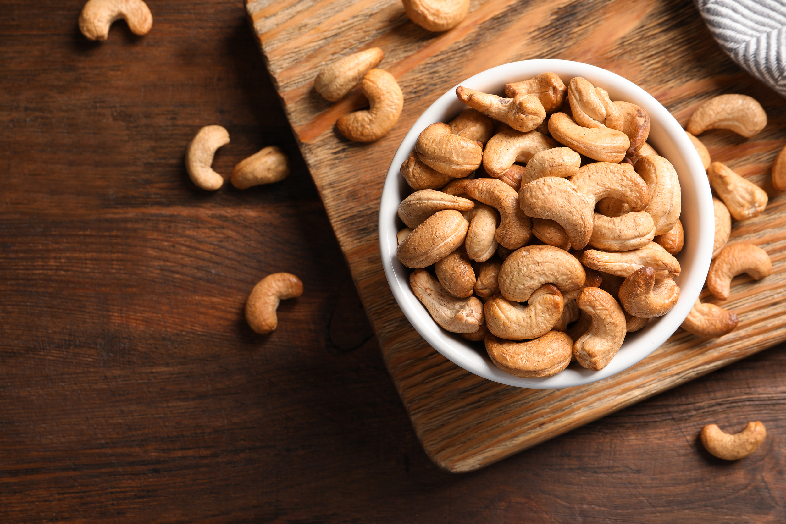 Tasty,Cashew,Nuts,In,Bowl,On,Wooden,Table,,Top,View