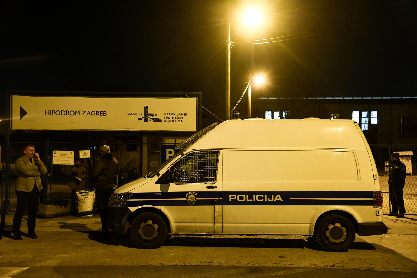 23.11.2023., Zagreb - Ustanova za upravljanje sportskim objektima otela je konje Konjickog saveza i navodno ih ne hrane vec 24 sata niti pustaju jahace k njima. Policija ispred hipodroma. Photo: Josip Regovic/PIXSELL