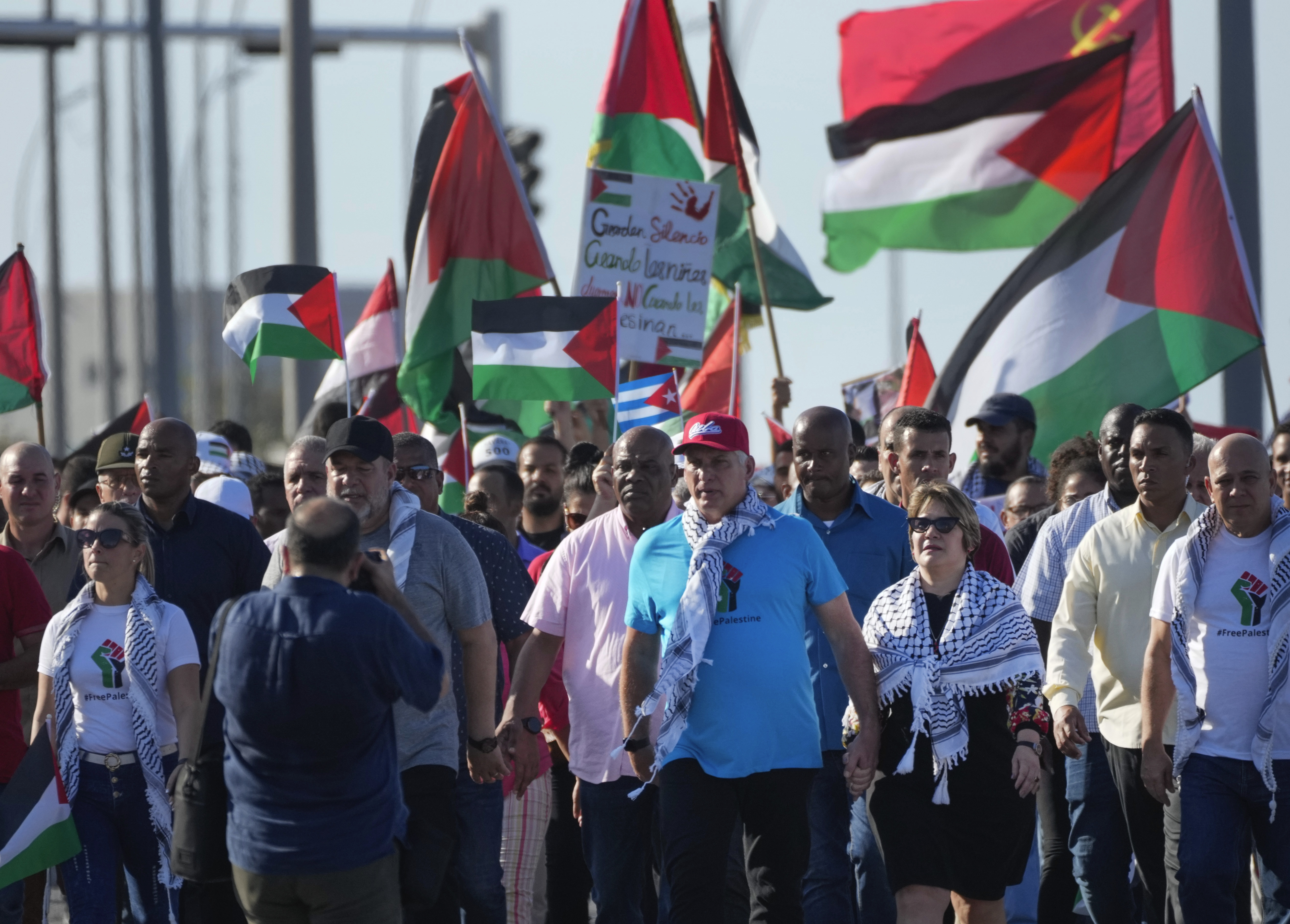 Cuban President Miguel Díaz-Canel, center, and his wife Lis Cuesta march during a pro-Palestinian demonstration in Havana, Cuba, Thursday, Nov. 23, 2023. (AP Photo/Ramon Espinosa)