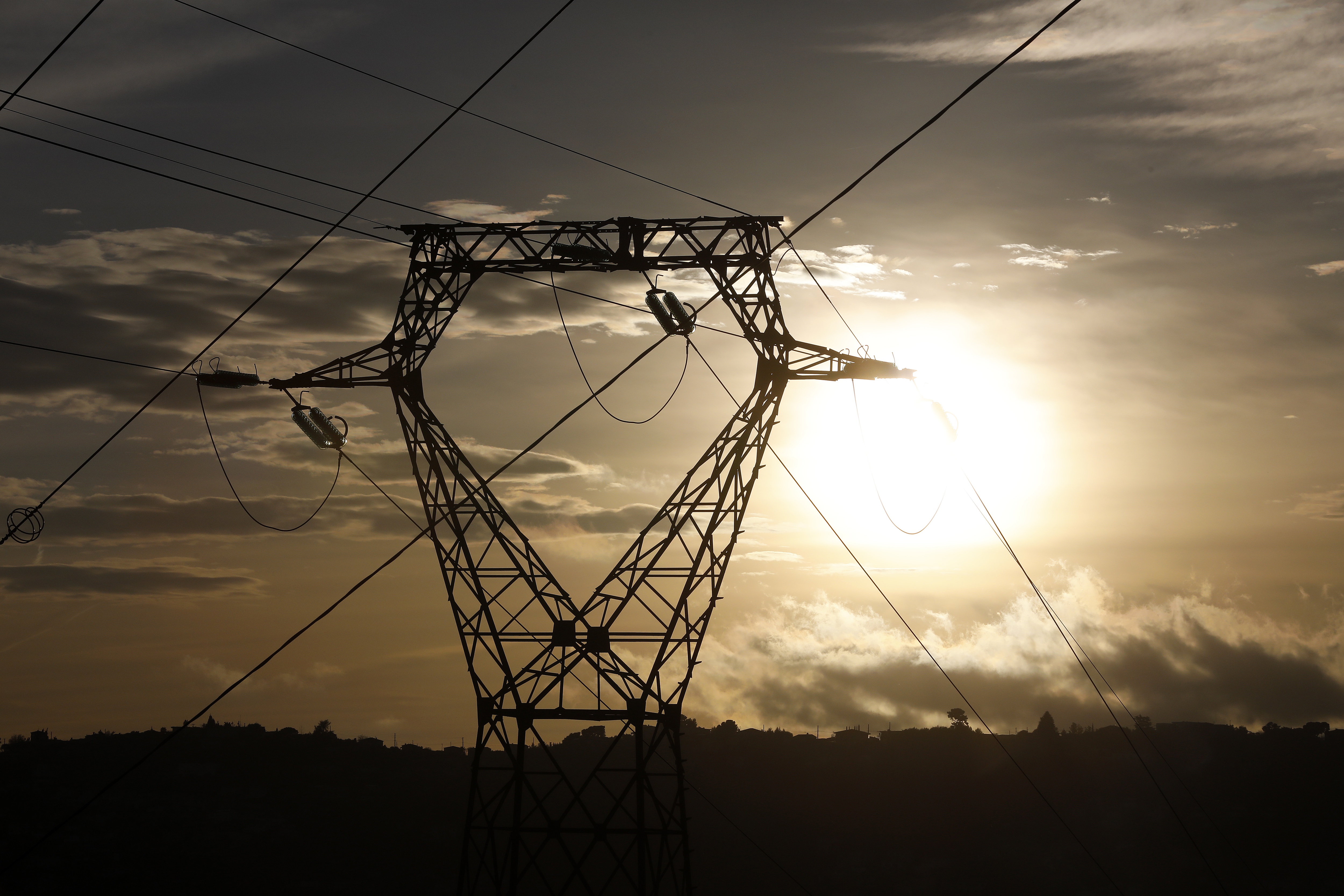epa10377177 High-tension electricity power lines in Nice, southern France, 23 December 2022. Electricity consumption fell by 8.1 percent  compared to last year according to Electricity transmission network (RTE).  EPA-EFE/SEBASTIEN NOGIER