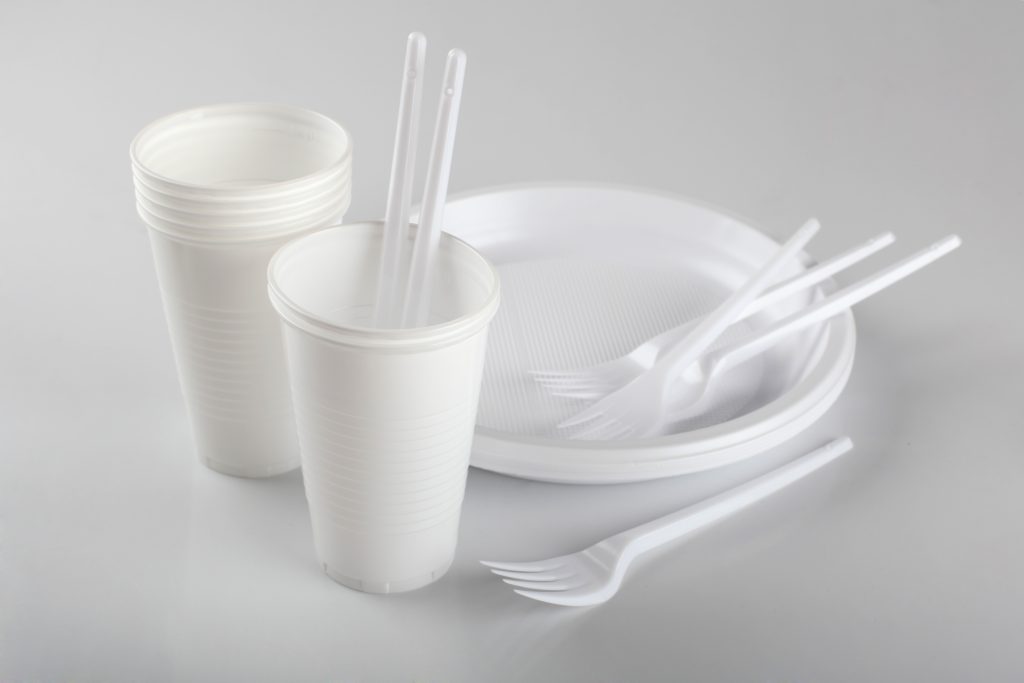 Plastične čaše, tanjirići, viljuške, čaša, tanjirić, viljuška, pribor, plastični pribor Foto: Shutterstock