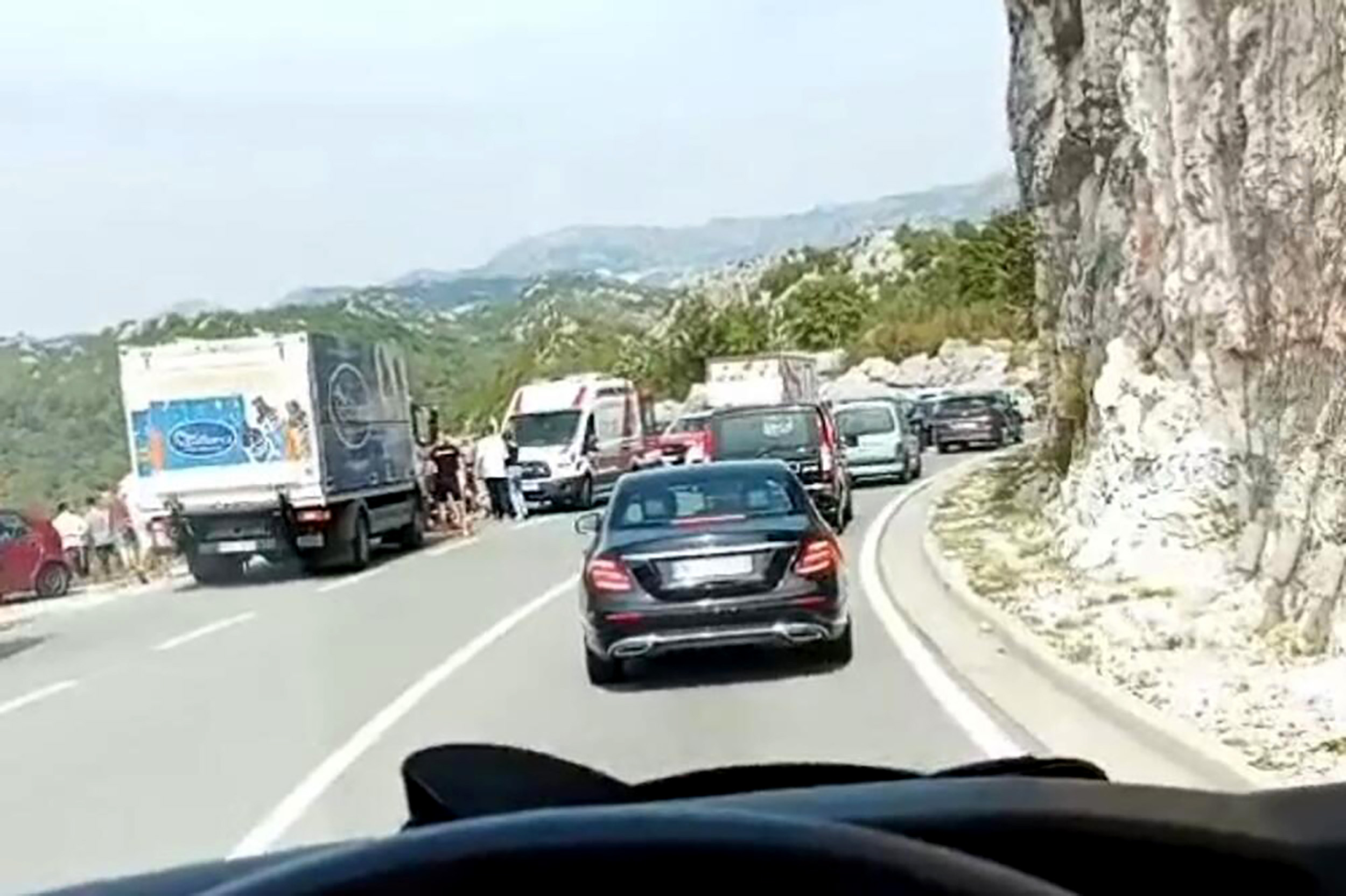 Najmanje tri osobe poginule, više povređenih na putu Ct - Bd Sleteo autobus