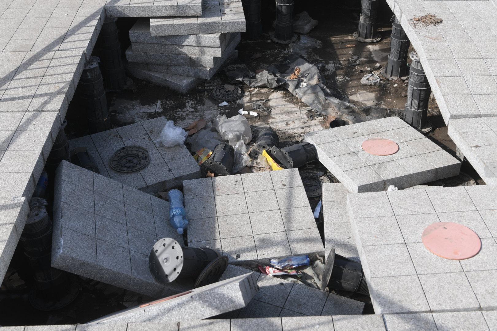 Beograd 20.02.2023. Savski trg, spomenik Stefanu Nemanji, stara zeleznicka stanica rupa, propale kocke