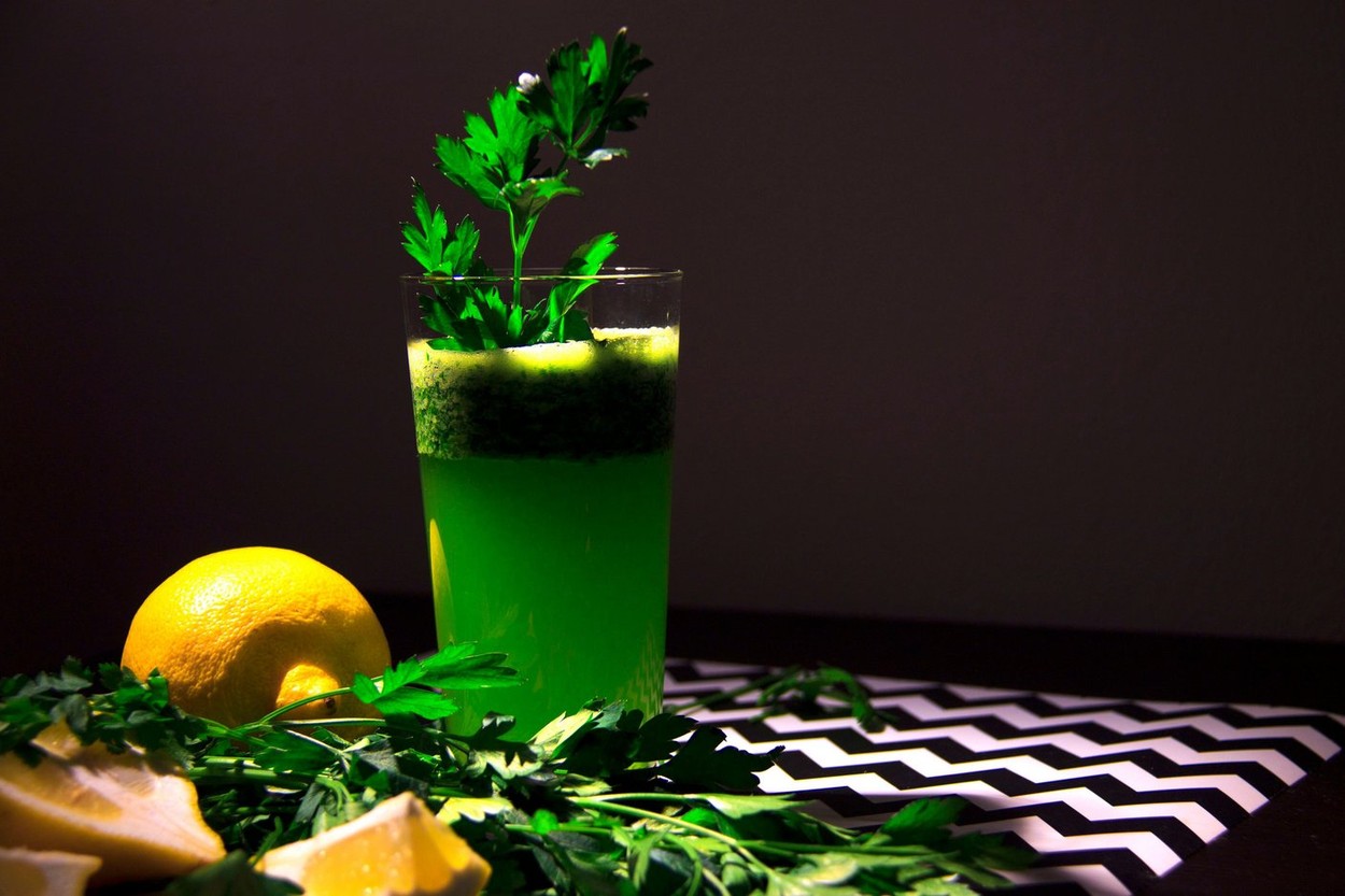 Green detox juice from parsley and lemon