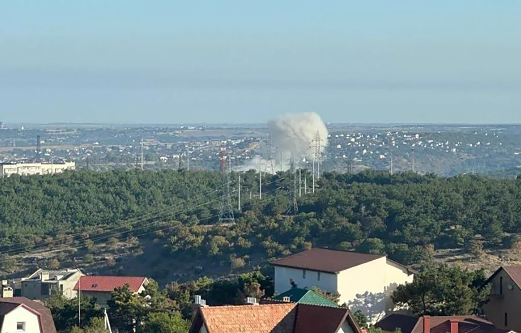 Possible additional angle of the smoke plume seen this morning in Russian-occupied Sevastopol. eksplozija napad krim