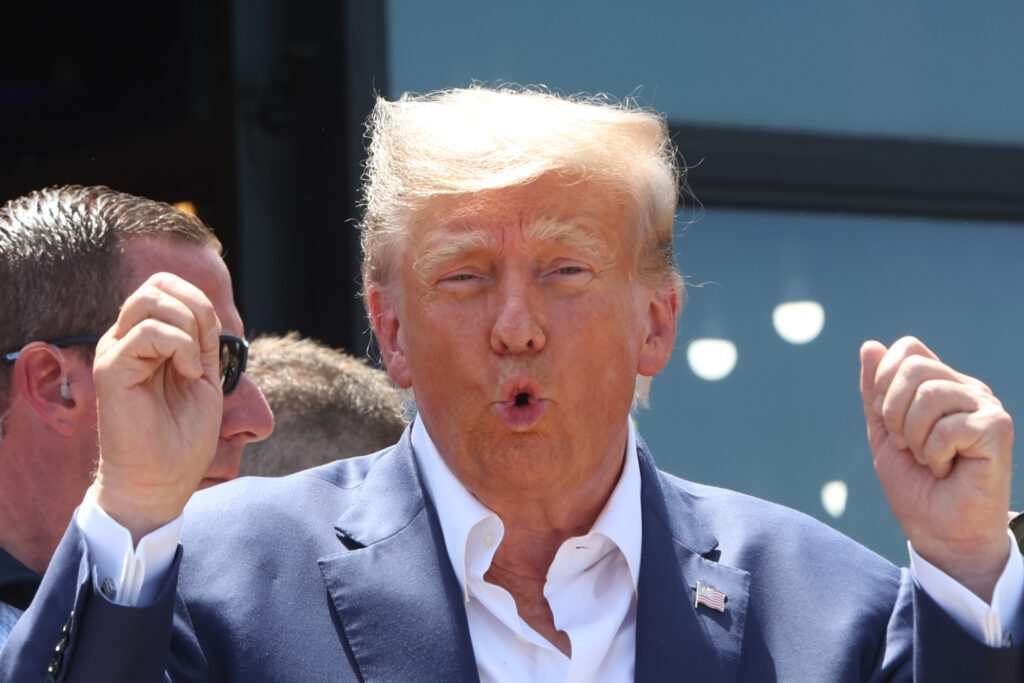 epaselect epa10797972 Former US President Donald J. Trump attends the Iowa State Fair in Des Moines, Iowa, USA, 12 August 2023. Trump is campaigning ahead of the 2024 US presidential election.  EPA-EFE/ALEX WROBLEWSKI