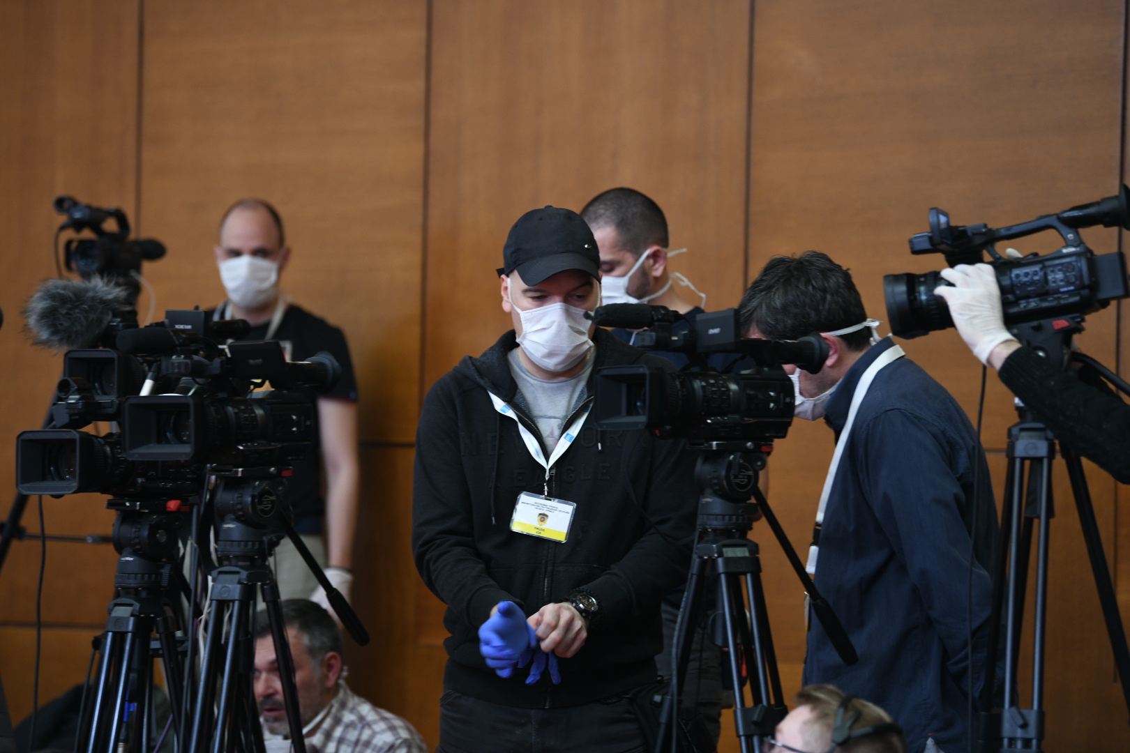 Beograd 19.03.2020. Maska, rukavice, koronavirus. Novinari, novinarske ekipe, novinarska ekipa, snimatelji, snimatelj, priprema, priprema, obraćanje predsednika, palata Srbija Foto: Vesna Lalić/Nova.rs
