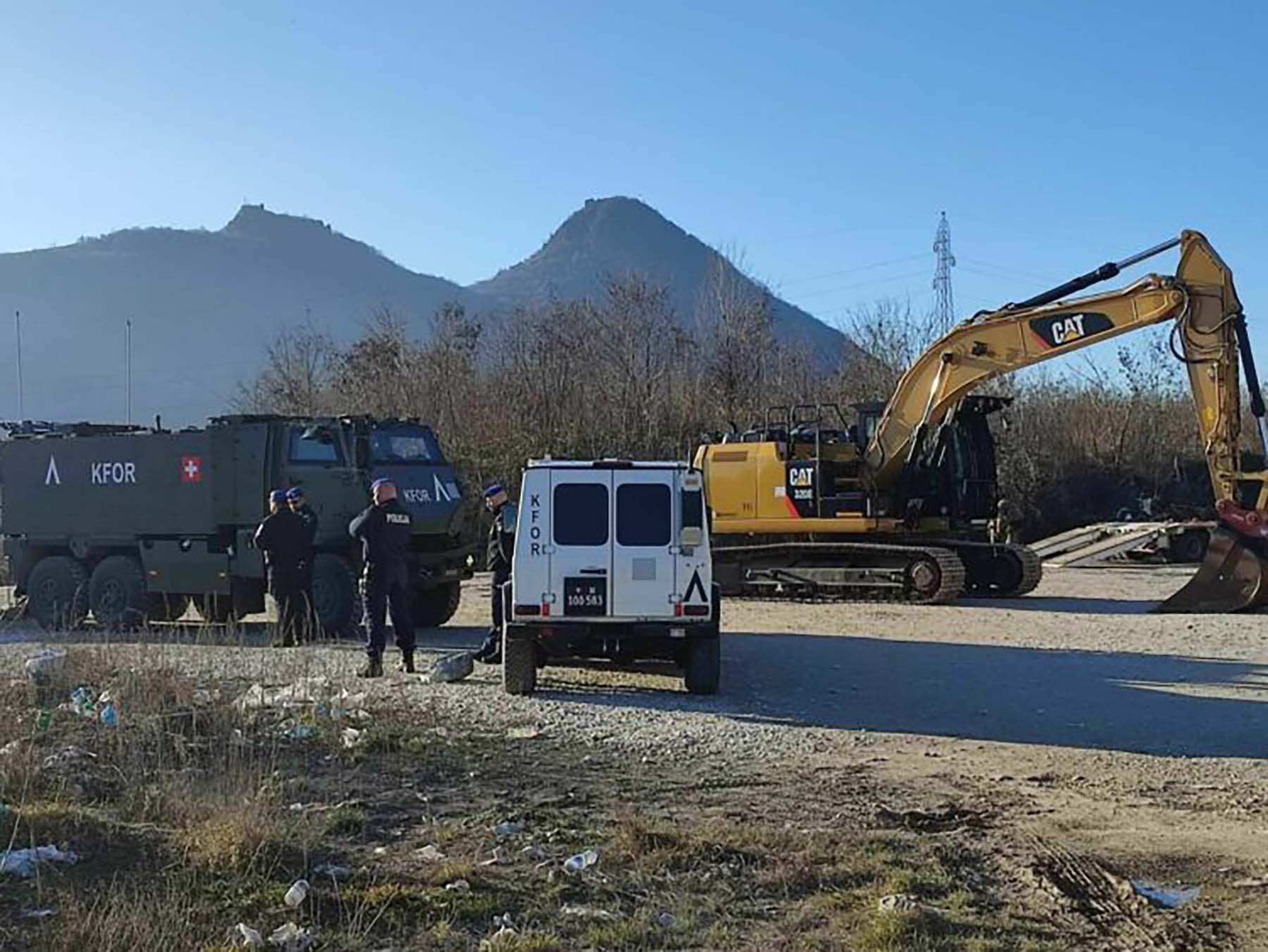 KFOR uklanja zapaljene kamione na barikadama kod Dudinog krša