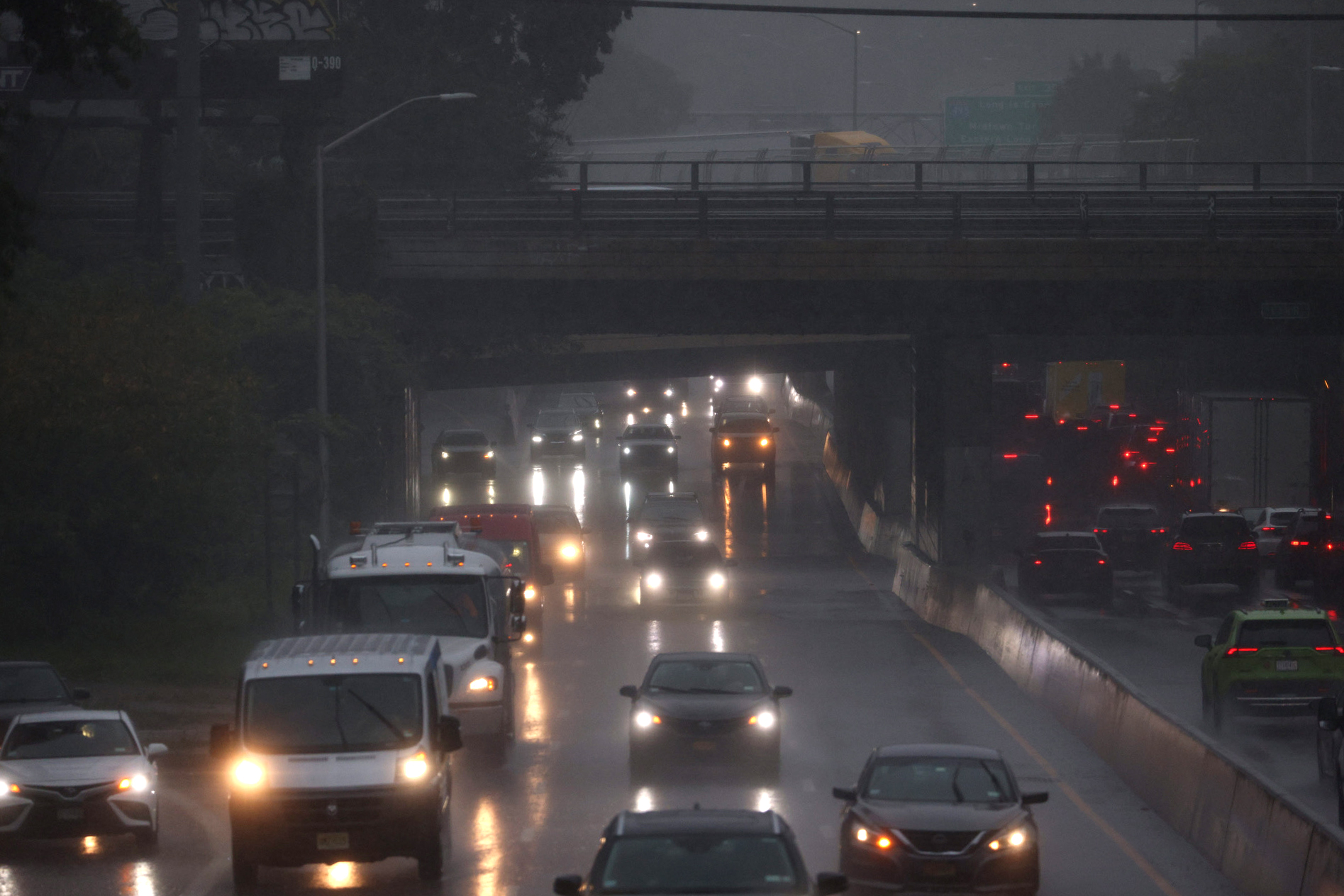 epa10890583 Drivers negotiate wet roads during heavy rain that caused widespread flooding in the Queens borough of New York, New York, USA, 29 September 2023.  EPA-EFE/JUSTIN LANE
