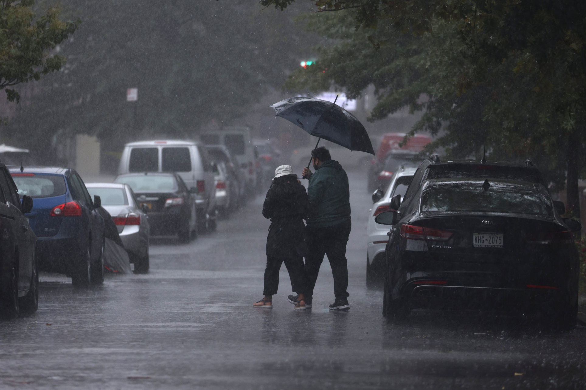 epa10890584 Pedestrians negotiate wet roads during heavy rain that caused widespread flooding in the Queens borough of New York, New York, USA, 29 September 2023.  EPA-EFE/JUSTIN LANE