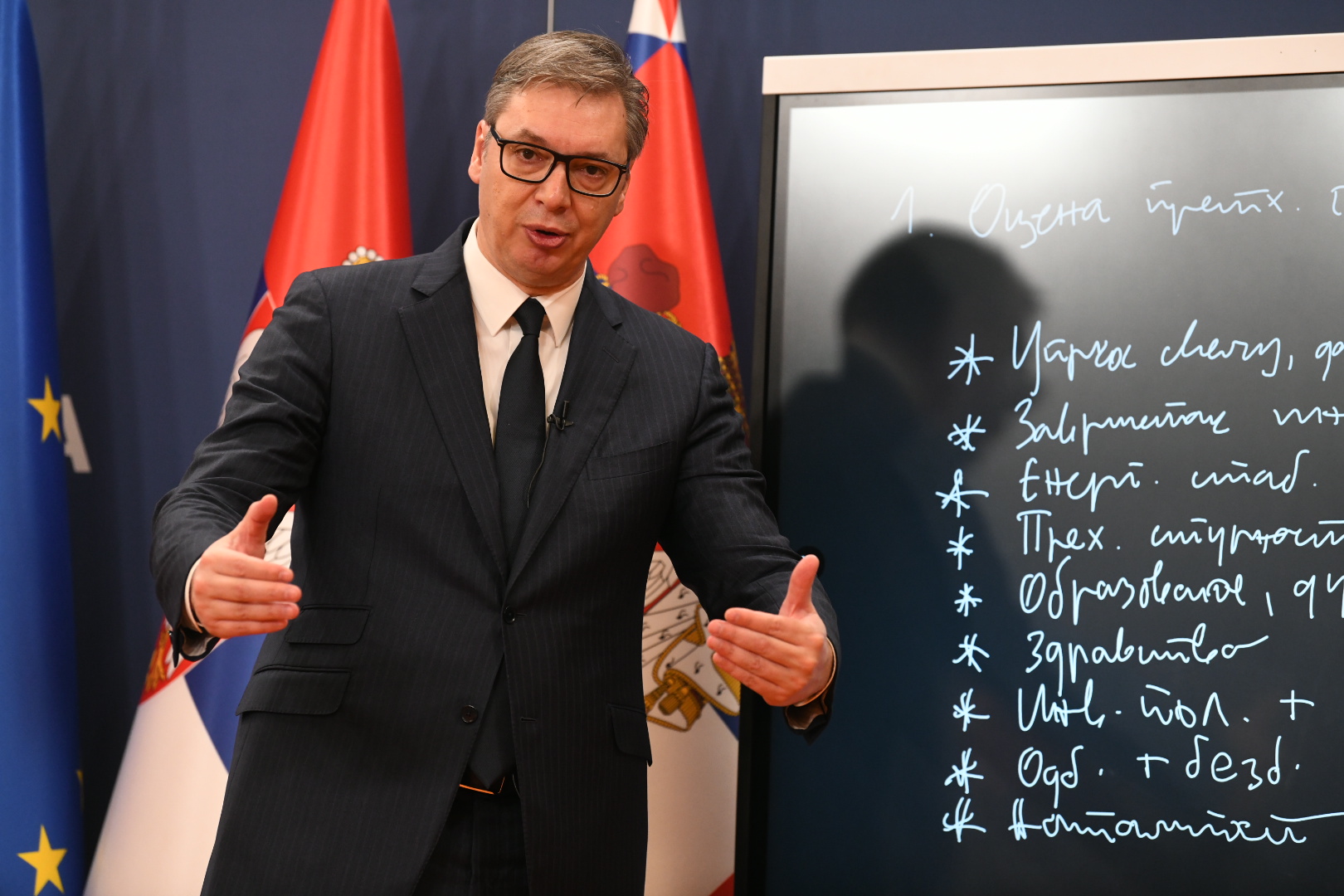 Beograd 04.01.2023. Aleksandar Vučić. Obraćanje predsednika Srbije Aleksandra Vučića objasnjava ruke tabla Foto: Vesna Lalić/Nova.rs