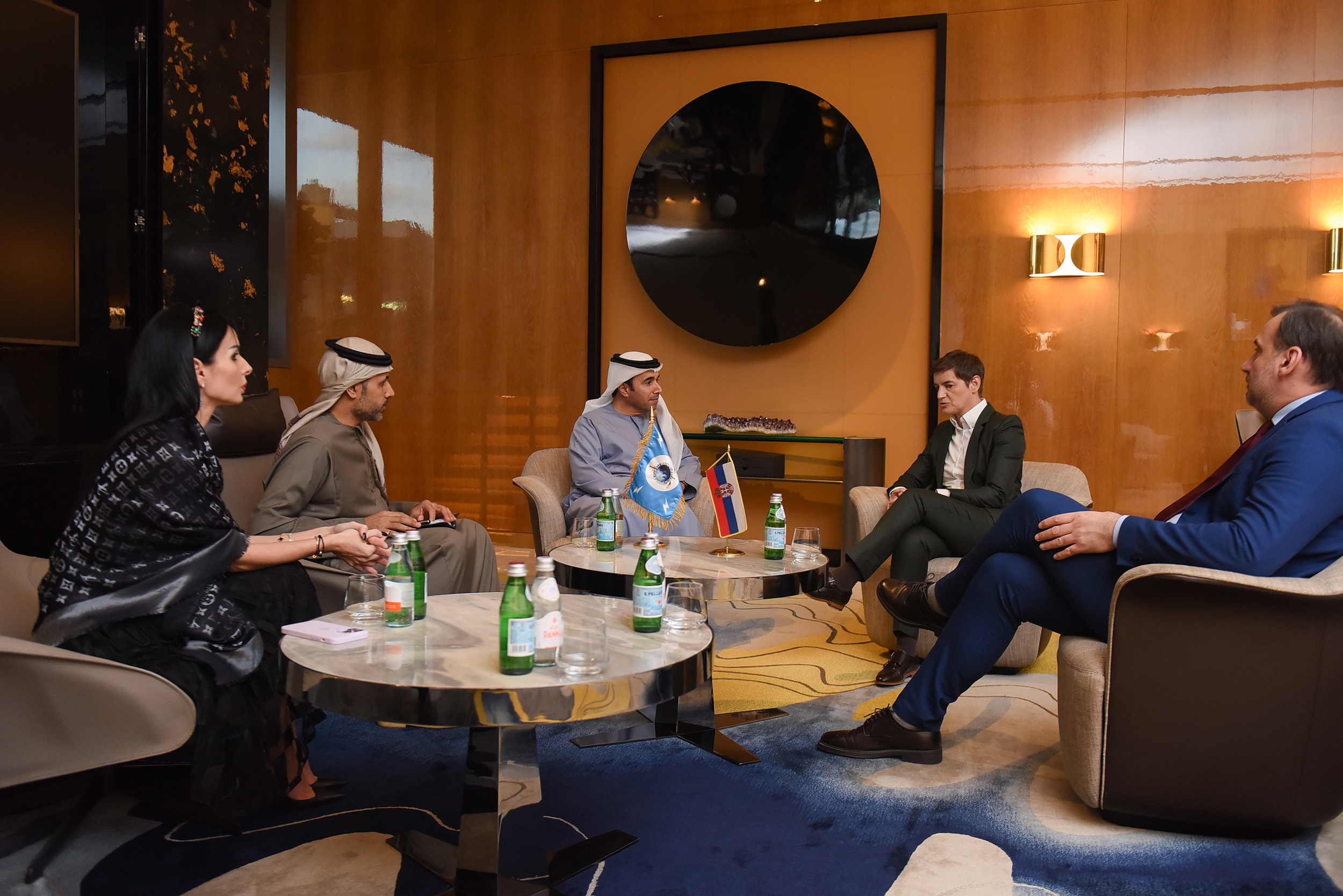 Predsednica Vlade Republike Srbije Ana Brnabić sastala se sa
predsednikom Interpola generalom majorom dr Ahmedom Naserom Al
Raisijem u Dubaiju.
