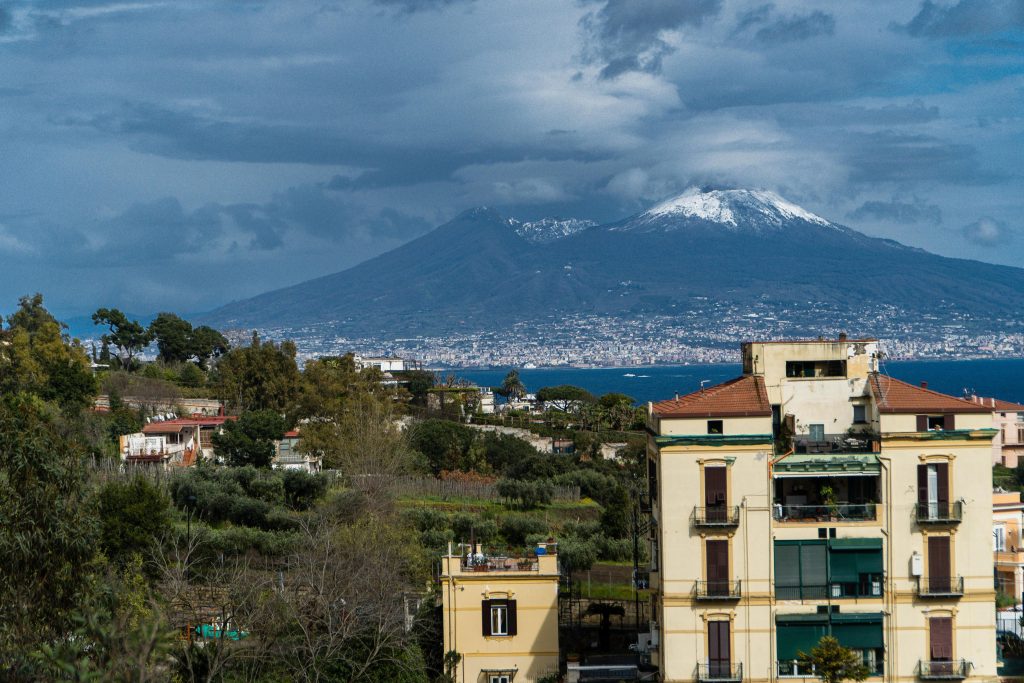 vezuv, italija sneg
epa09865775 The top of Mount Vesuvius is covered in snow, as seen from Naples, Italy, 02 April 2022.  EPA-EFE/CESARE ABBATE