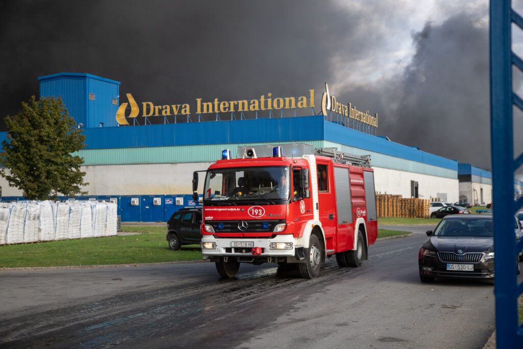 04.10.2022., Osijek - U pogonu osjecke tvrtke "Drava international" kod prigradskog naselja Brijest u srijedu poslije ponoci doslo je do pozara uskladistene plastike na otvorenom prostoru Photo: Borna jaksic/PIXSELL