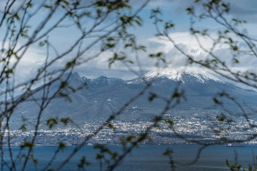 vezuv, italija sneg
epa09865776 The top of Mount Vesuvius is covered in snow, as seen from Naples, Italy, 02 April 2022.  EPA-EFE/CESARE ABBATE