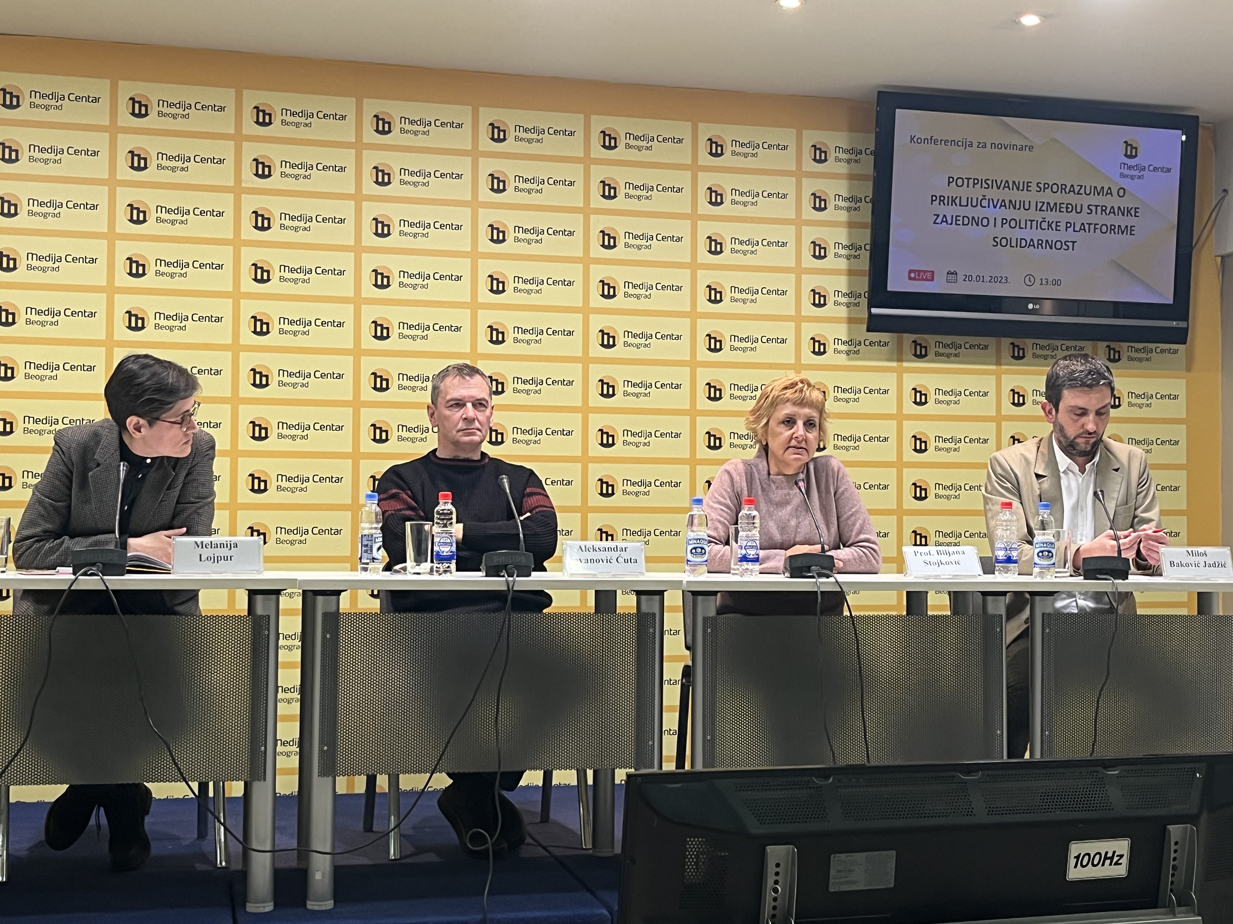 Potpisan sporazum o priključivanju između Zajedno i Solidarnosti
Dostavljam Vam saopštenje o potpisanom sporazumu o priključivanju između
stranke Zajedno i političke platforme Solidarnost.
Fotografije u prilogu su od Medija Centra.