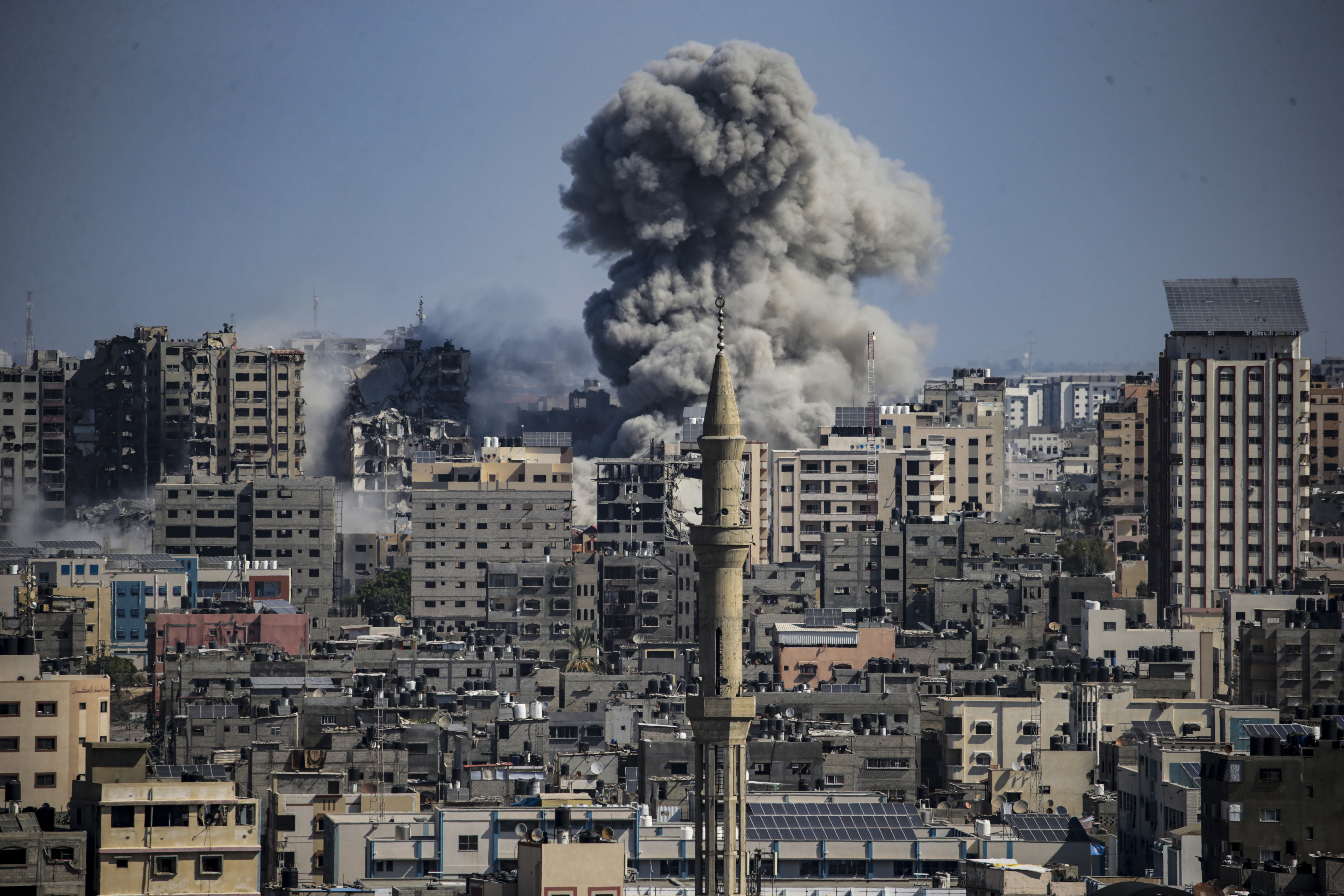 Israeli air strikes on Gaza continue ahead of expected ground invasion