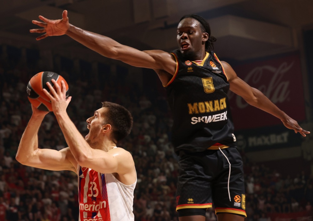epaselect epa10402155 Red Star's Filip Petrusev (L) in action against Monaco's Yoan Makoundou (R) during the Euroleague basketball match between Red Star Belgrade and AS Monaco in Belgrade, Serbia, 12 January 2023.  EPA-EFE/ANDREJ CUKIC