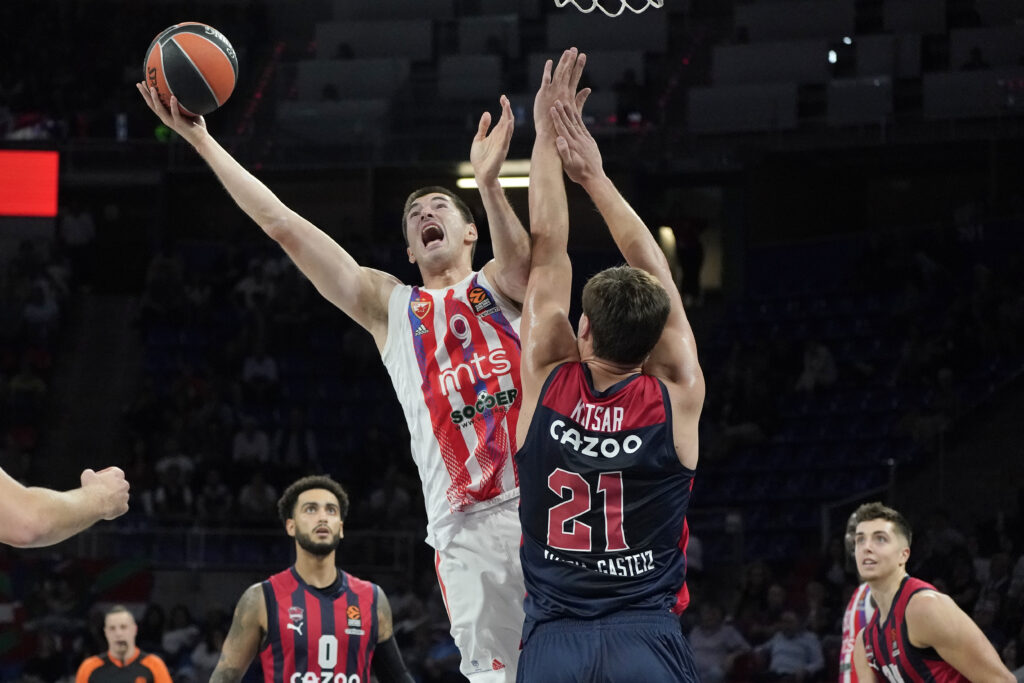 epa10253424 Baskonia's Maik Kotsar (R) in action against Red Star's Luka Mitrovic (L) during the Euroleague basketball game between Cazoo Baskonia Vitoria-Gasteiz and Red Star Belgrade in Vitoria, Spain, 19 October 2022.  EPA-EFE/L. Rico