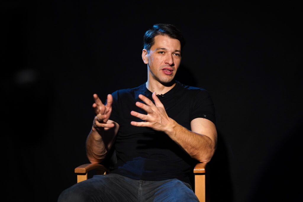 Beograd, 22. novembra 2022 - Gost nove epizode video serijala Tanjug Reflektor bio je glumac Viktor Savic koji je govorio o svojoj ulozi u filmu "Vera". FOTO TANJUG/ JADRANKA ILIC/bs