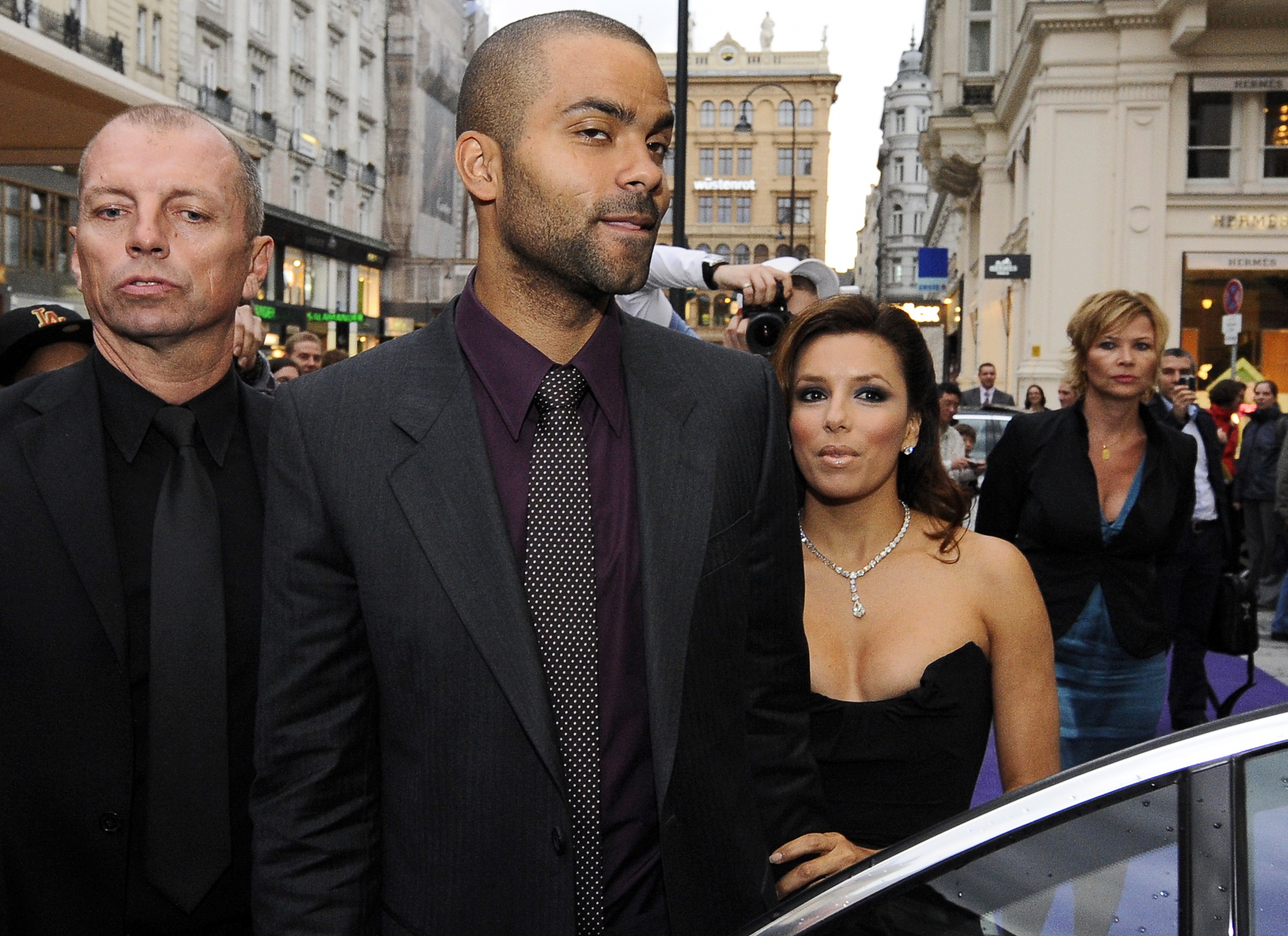 epa02175921 US actress Eva Longoria (R) and her husband, French basketball player Tony Parker (C) arrive for the opening of the new Kornmesser Fine Jewelry Store at the Graben in Vienna, Austria, 27 May 2010.  EPA/ANDREAS PESSENLEHNER  .