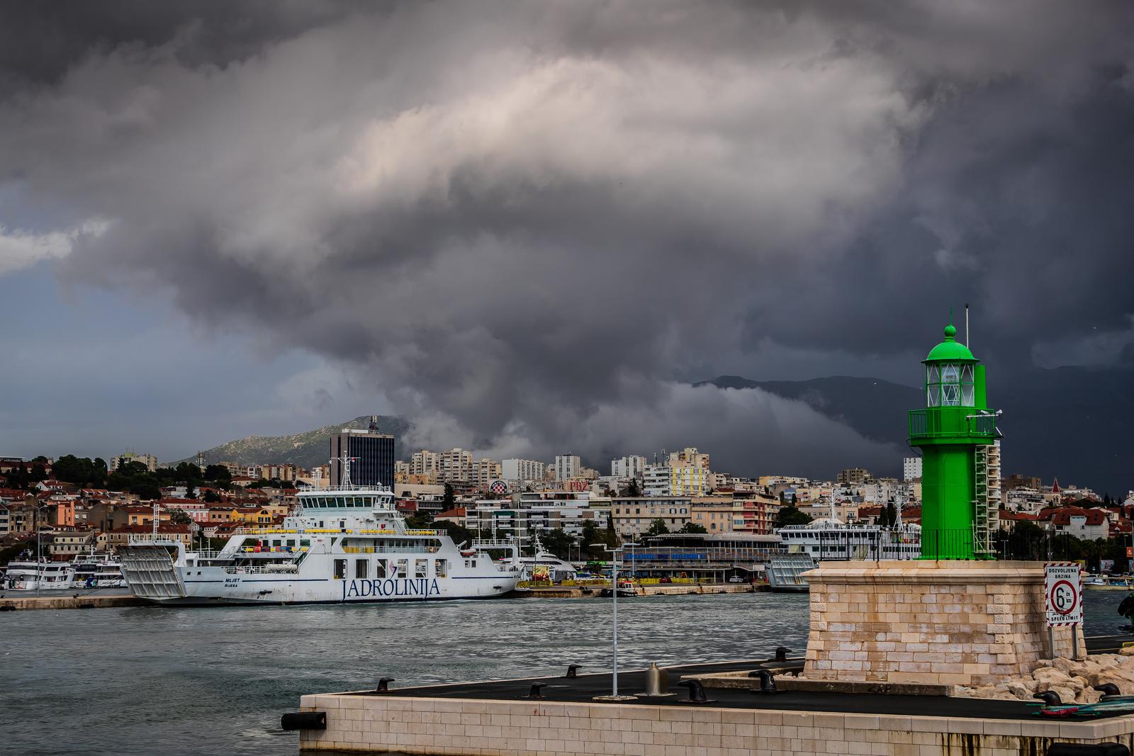 30.08.2023., Split - Olujni oblak pred Splitom. Tijekom poslijepodneva sire Splitsko-podrucje zahvatilo je olujno nevrijeme koje je donjelo i nekoliko pijavica pred Splitom. Photo: Zvonimir Barisin/PIXSELL