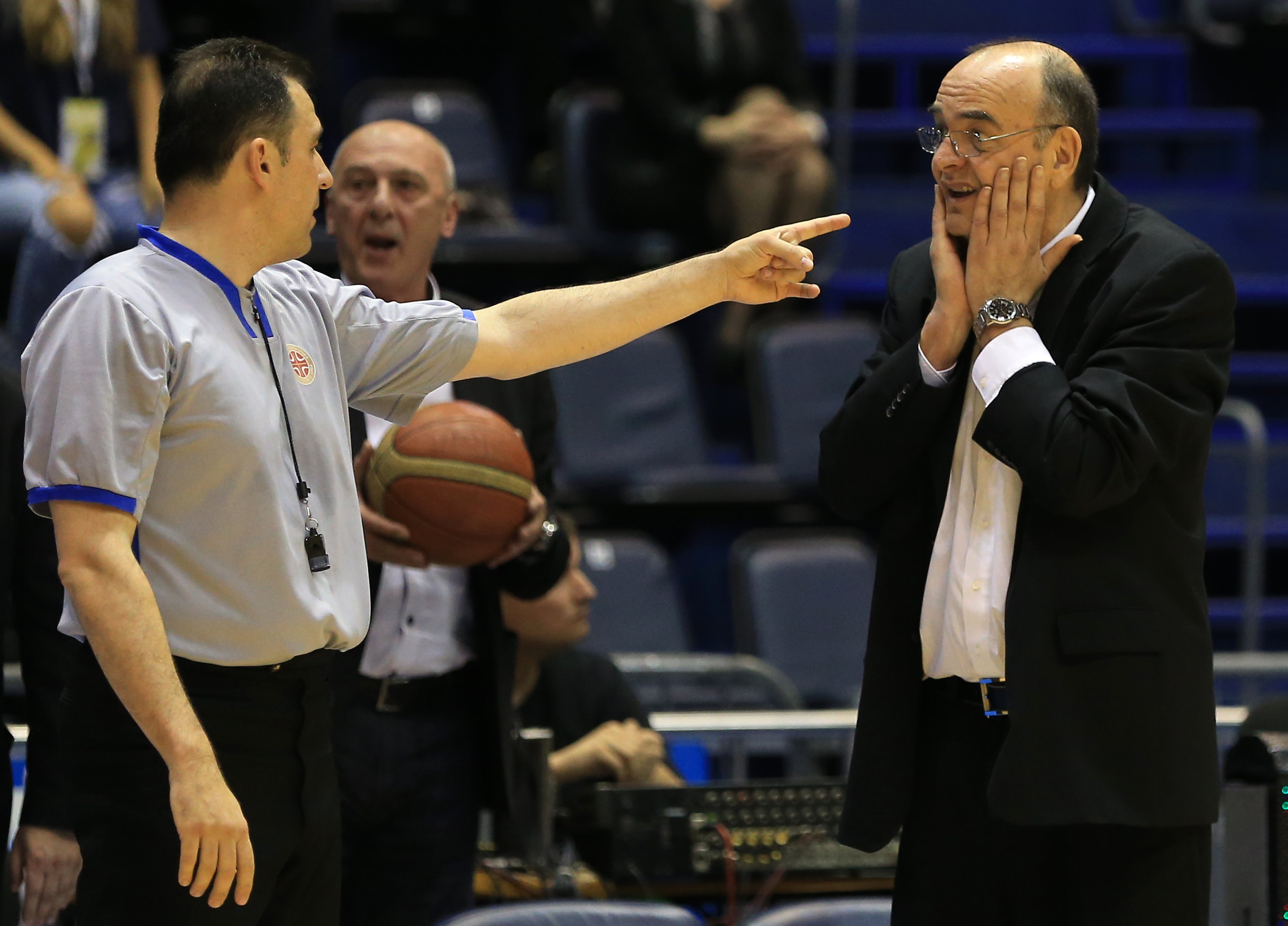 Kosarka play off final game 3
Partizan v Crvena Zvezda
Head coach Dusko Vujosevic (R) and referee sudija Aleksandar Glisic
Belgrade, 06.16.2014.
foto: Srdjan Stevanovic/Starsportphoto ©