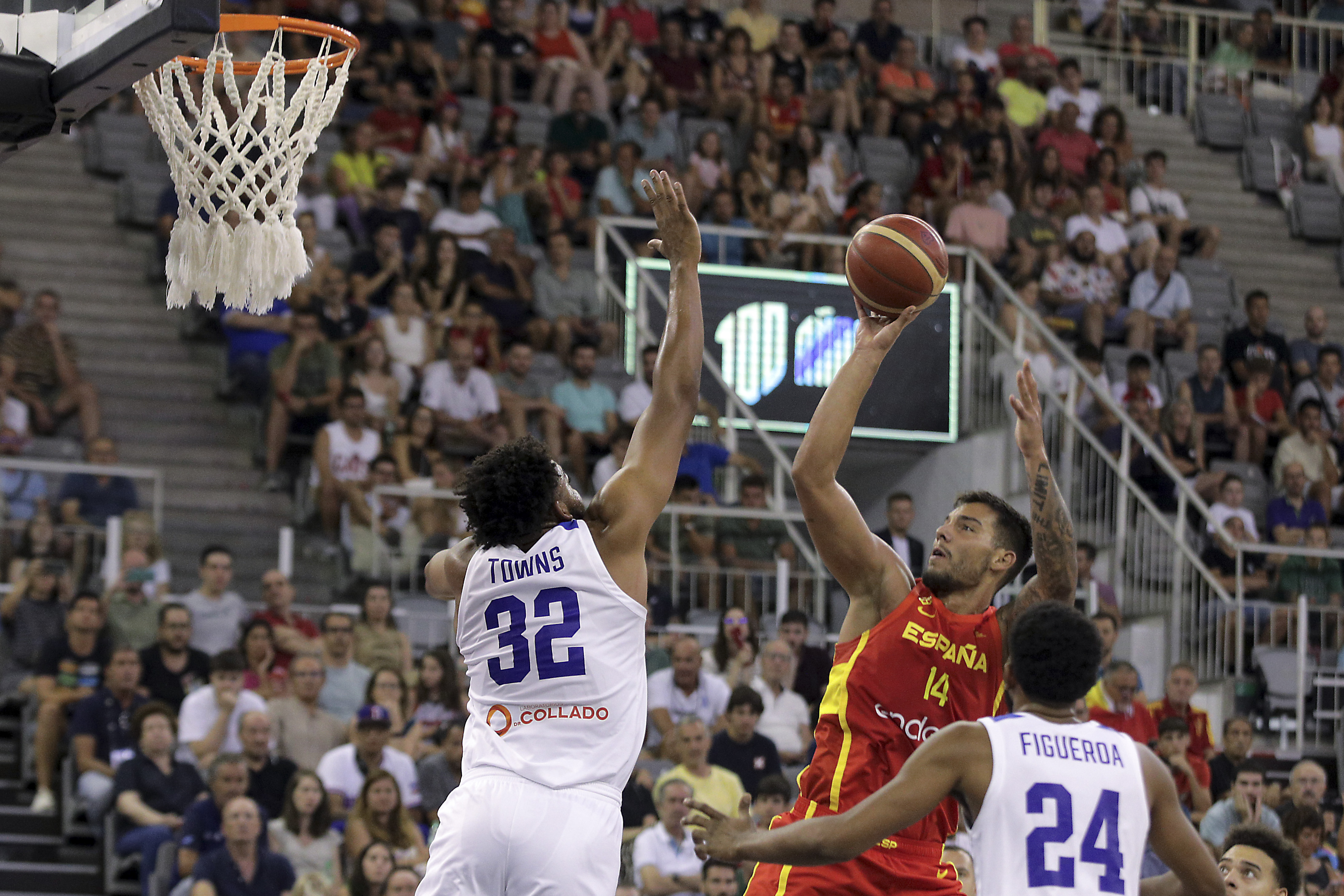epa10808504 Dominican center Karl-Anthony Towns (L) in action against Spain center Willy Hernangomez (C) during the International basketball friendly match between Spain and Dominican Republic held in Granada, Spain, 19 August 2023.  EPA-EFE/Pepe Torres