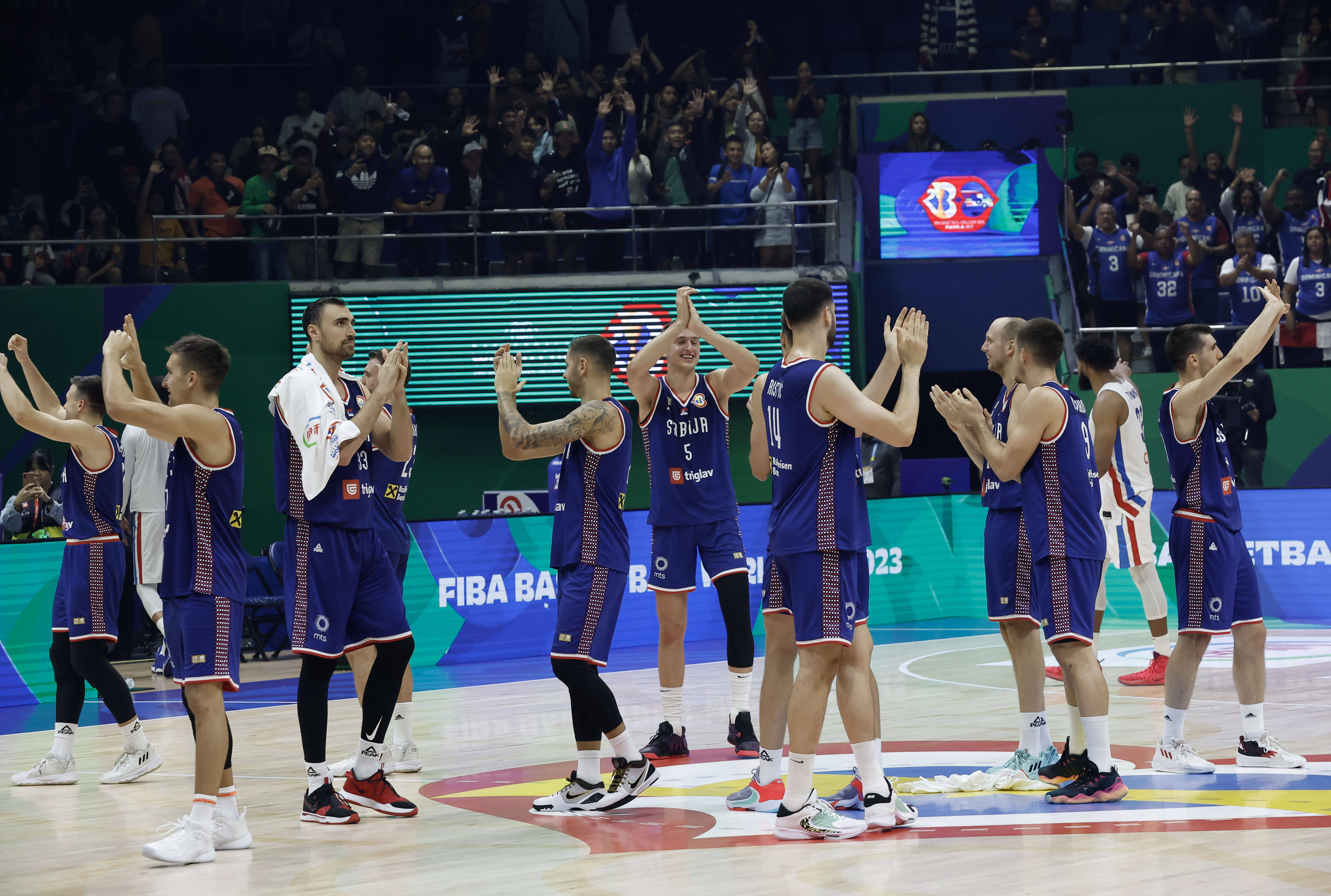 epa10837806 Players of Serbia (R) celebrate after they defeated Dominican Republic in their FIBA Basketball World Cup 2023 second round match at the Araneta Coliseum in Manila, Philippines, 03 September 2023.  EPA-EFE/ROLEX DELA PENA
