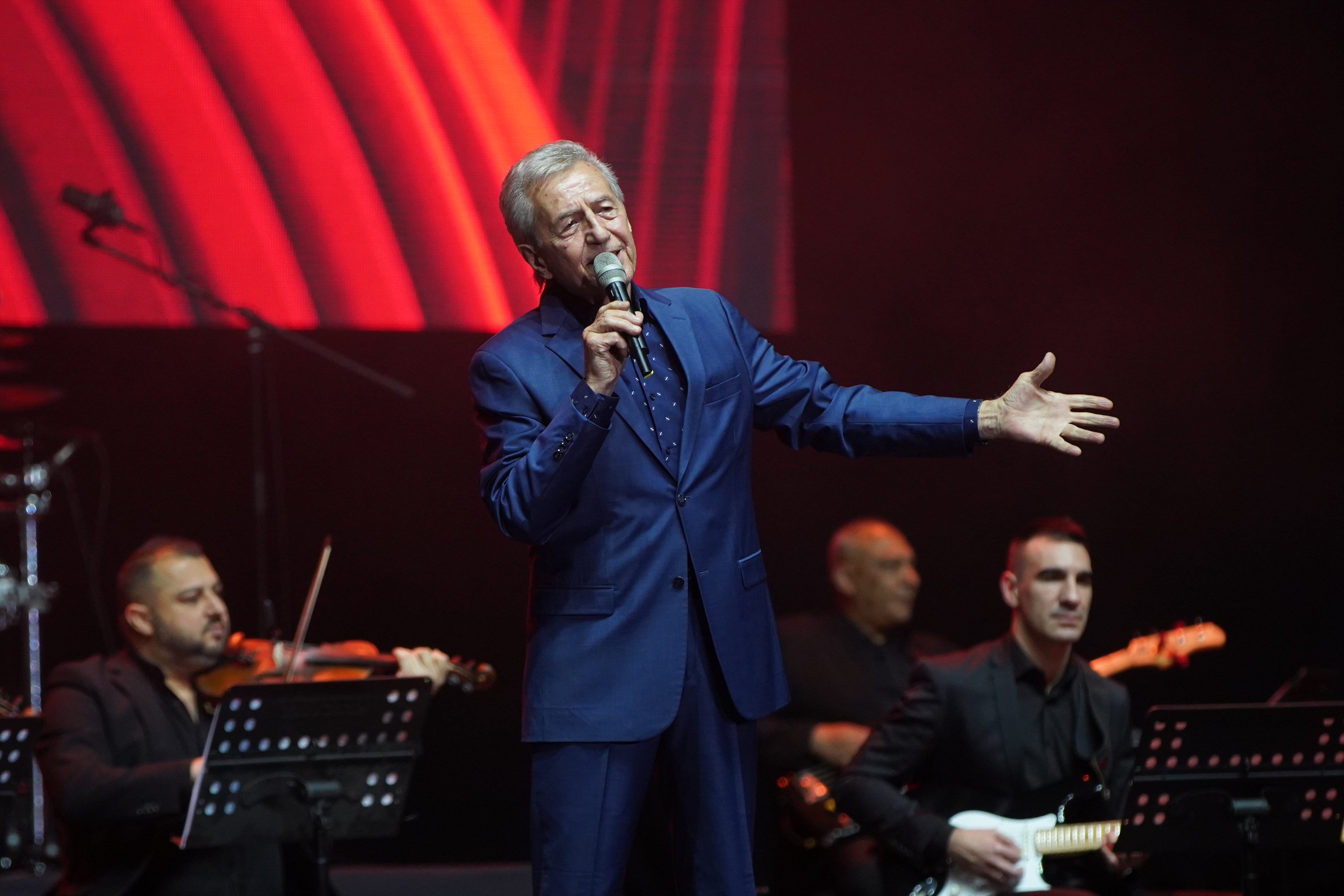 The giant of the local music scene, Miroslav Ilic, in cooperation with Hype production, held a big concert in Stark Arena.Velikan domace muzicke scene, Miroslav Ilic je u saradnji sa Hype produkcijom odrzao je veliki koncert u Stark Areni.