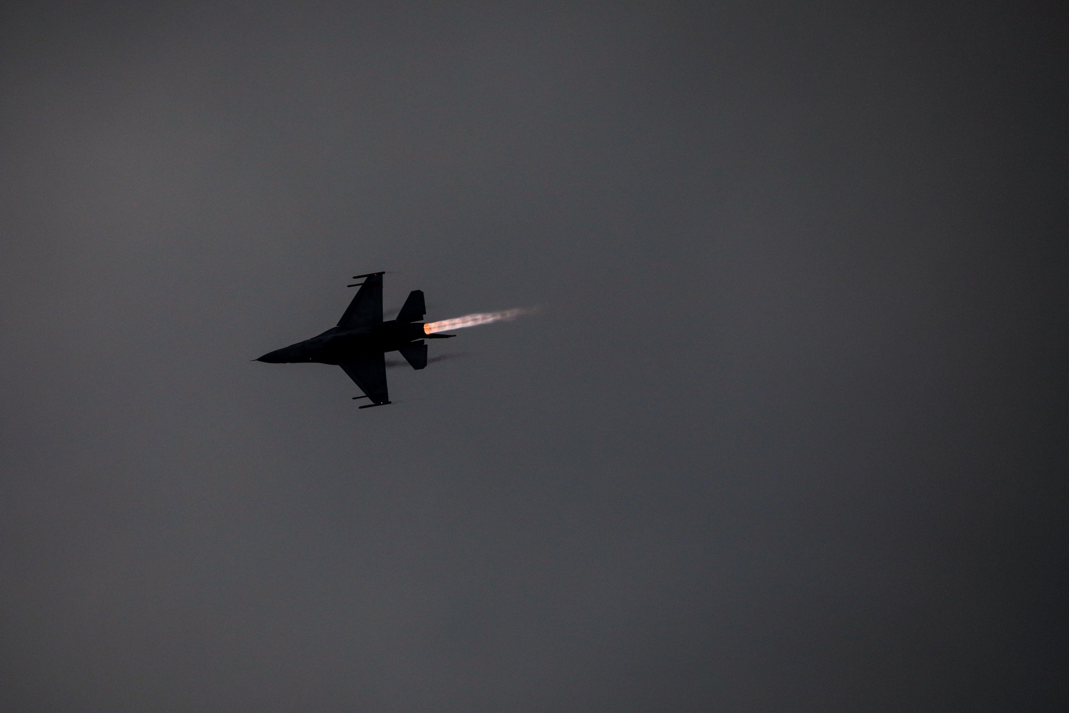 borbeni avion Bucharest, Romania - September 4, 2022: F-16 fighter of the Romanian Air Forces on the Aurel Vlaicu airport in Bucharest during an air show.