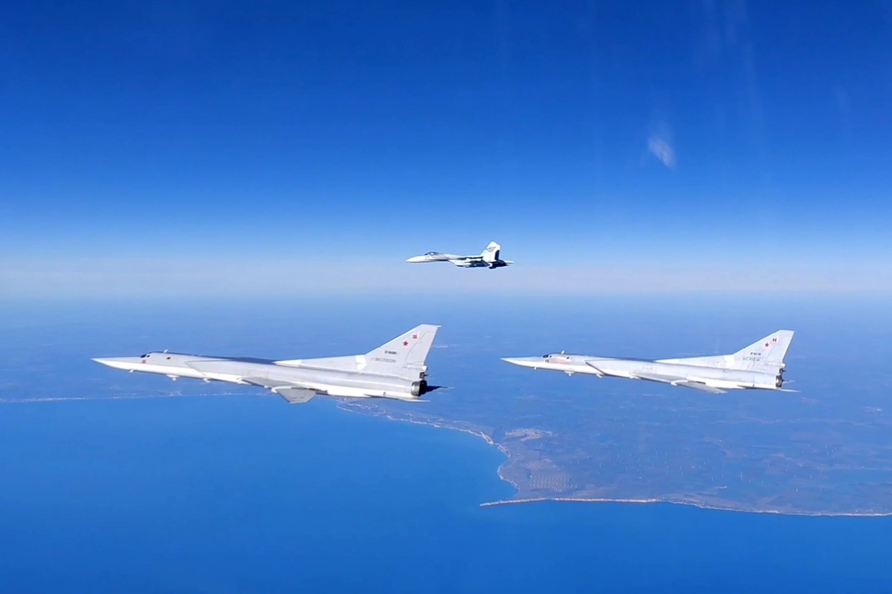 Ruski bombareriRussian Tu-22M3 strike bombers patrol Black Sea waters