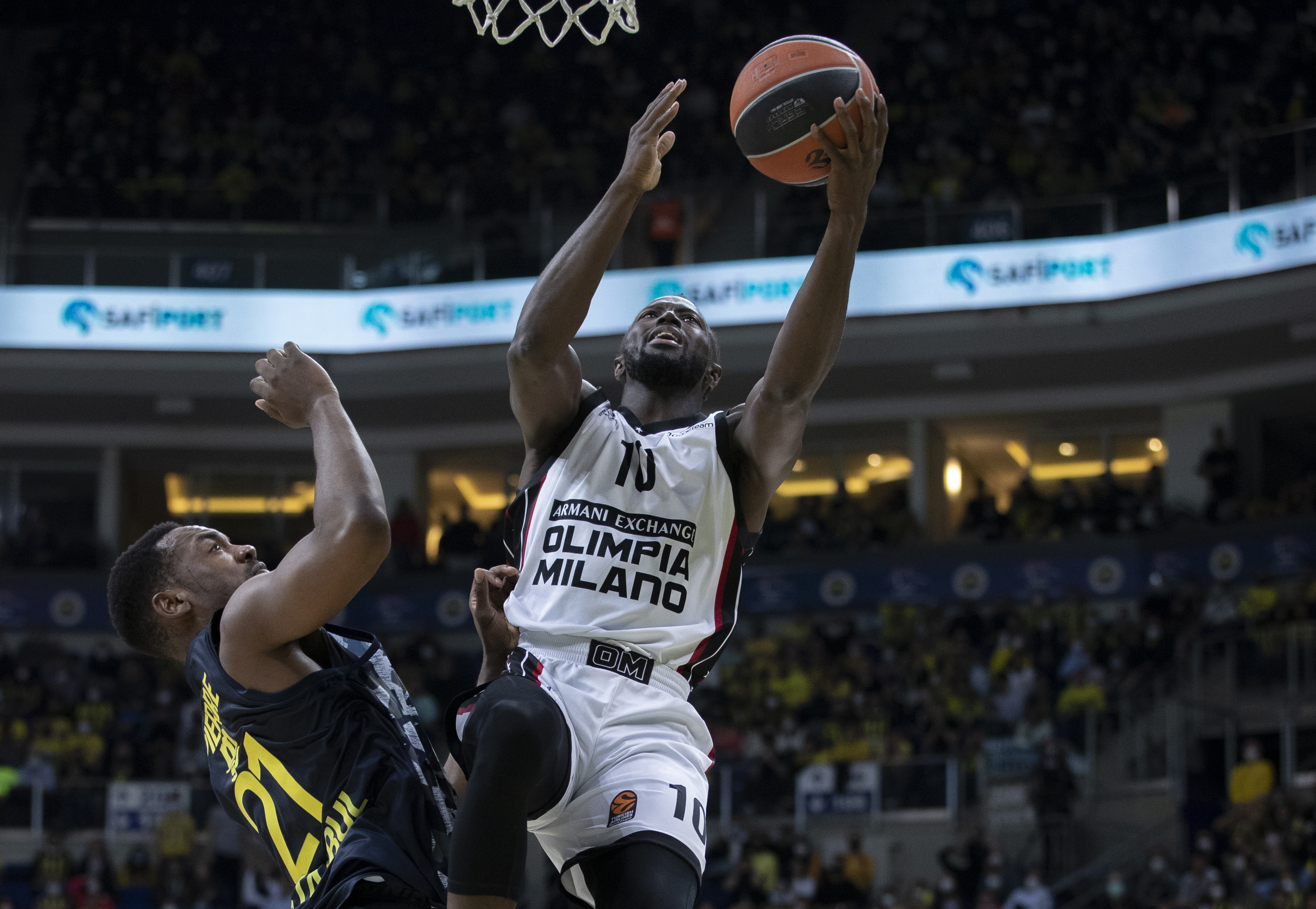 epa09579101 Armani Exchange Milan's Jerian Grant (R) in action against Fenerbahce's Dyshawn Pierre (L) during the Euroleague basketball match in Istanbul, Turkey 12 November 2021.  EPA-EFE/TOLGA BOZOGLU
