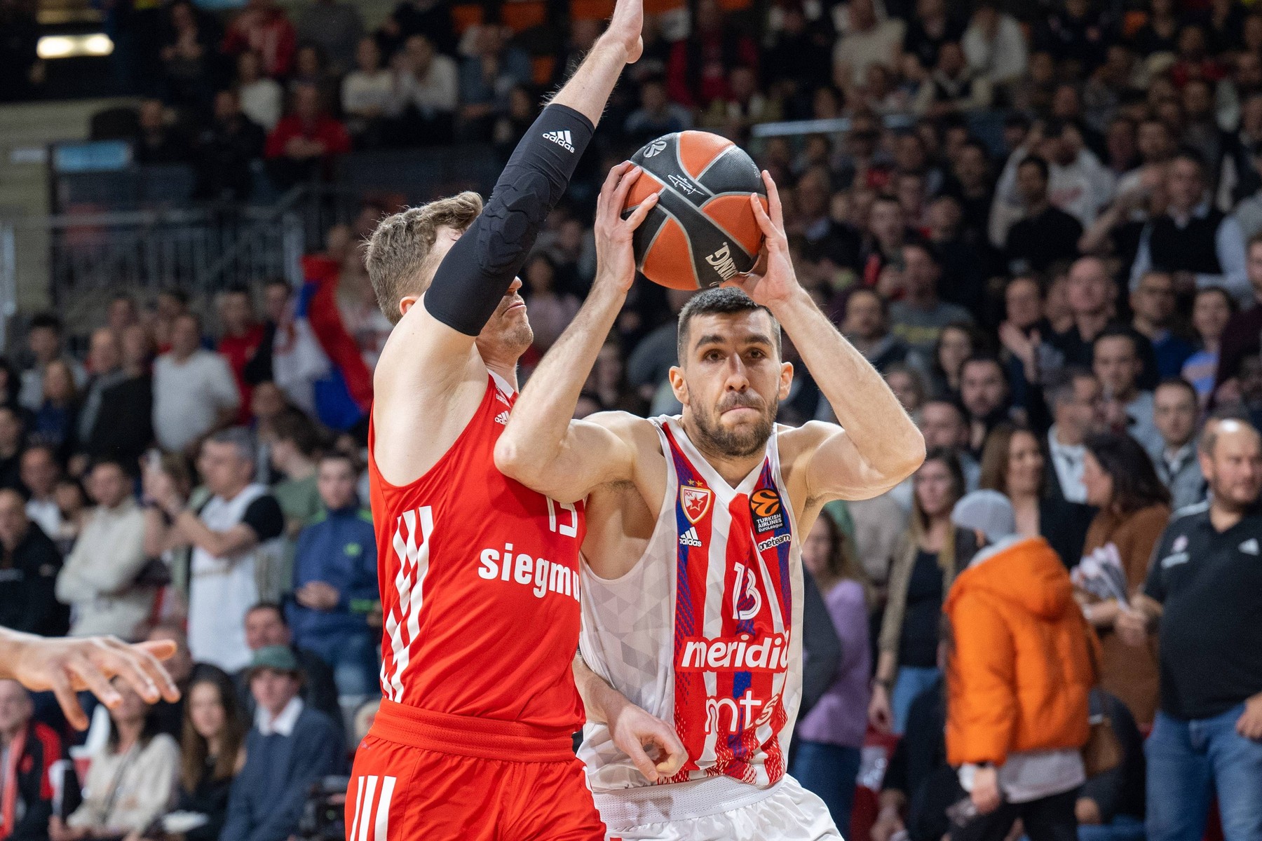 Andreas Obst 13 (FC Bayern), Ognjen Dobric 13 (Roter Stern Belgrad), FC Bayern Basketball vs. Roter Stern Belgrad, Baske