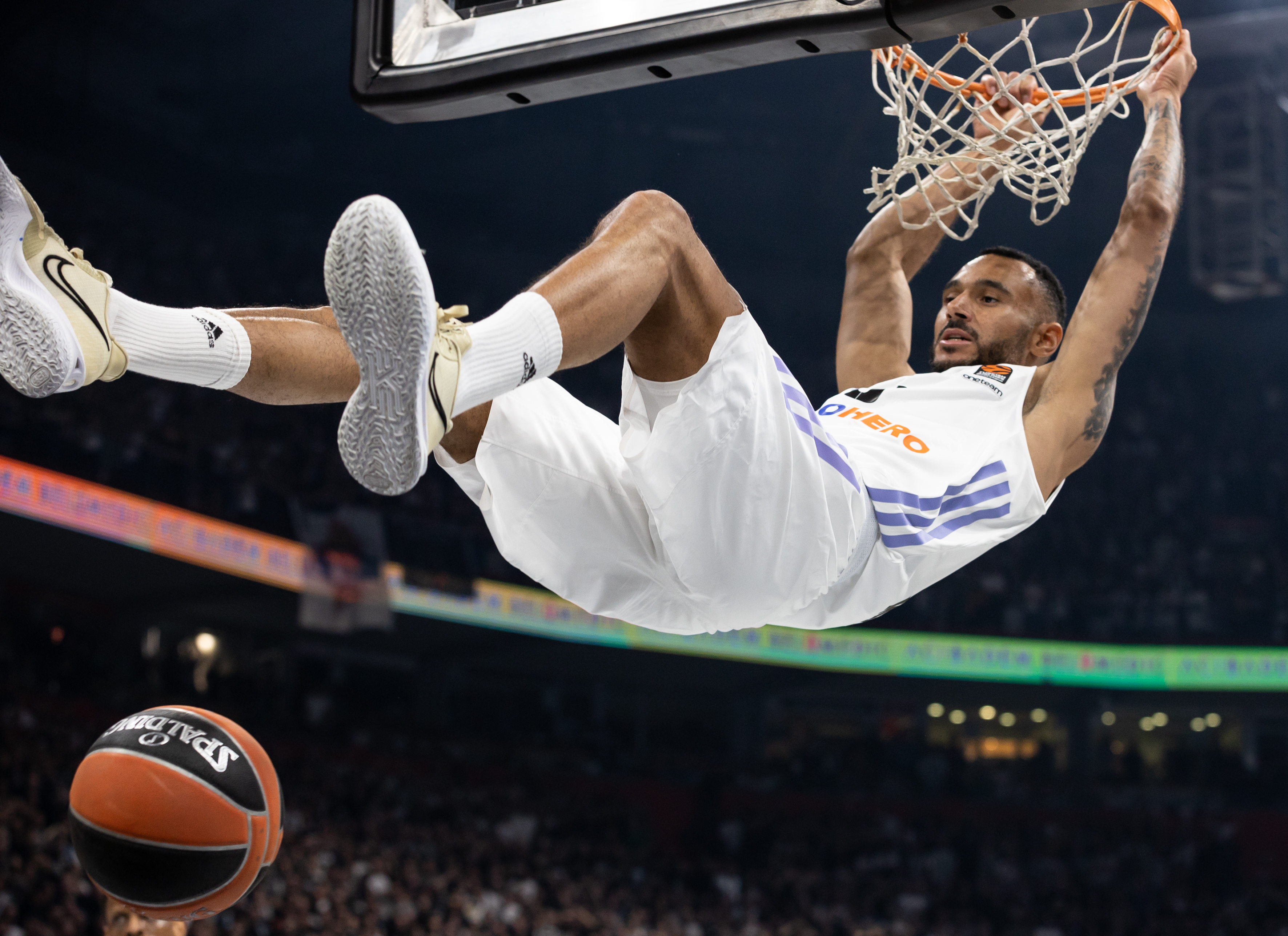 Adam Hanga dunks the ball during the 2022/2023 Turkish Airlines EuroLeague Regular Season match between Partizan Mozzart Bet Belgrade and Real Madrid on March 31, 2023 in Belgrade, Serbia. (Photo by Srdjan Stevanovic/Starsport.rs ©)