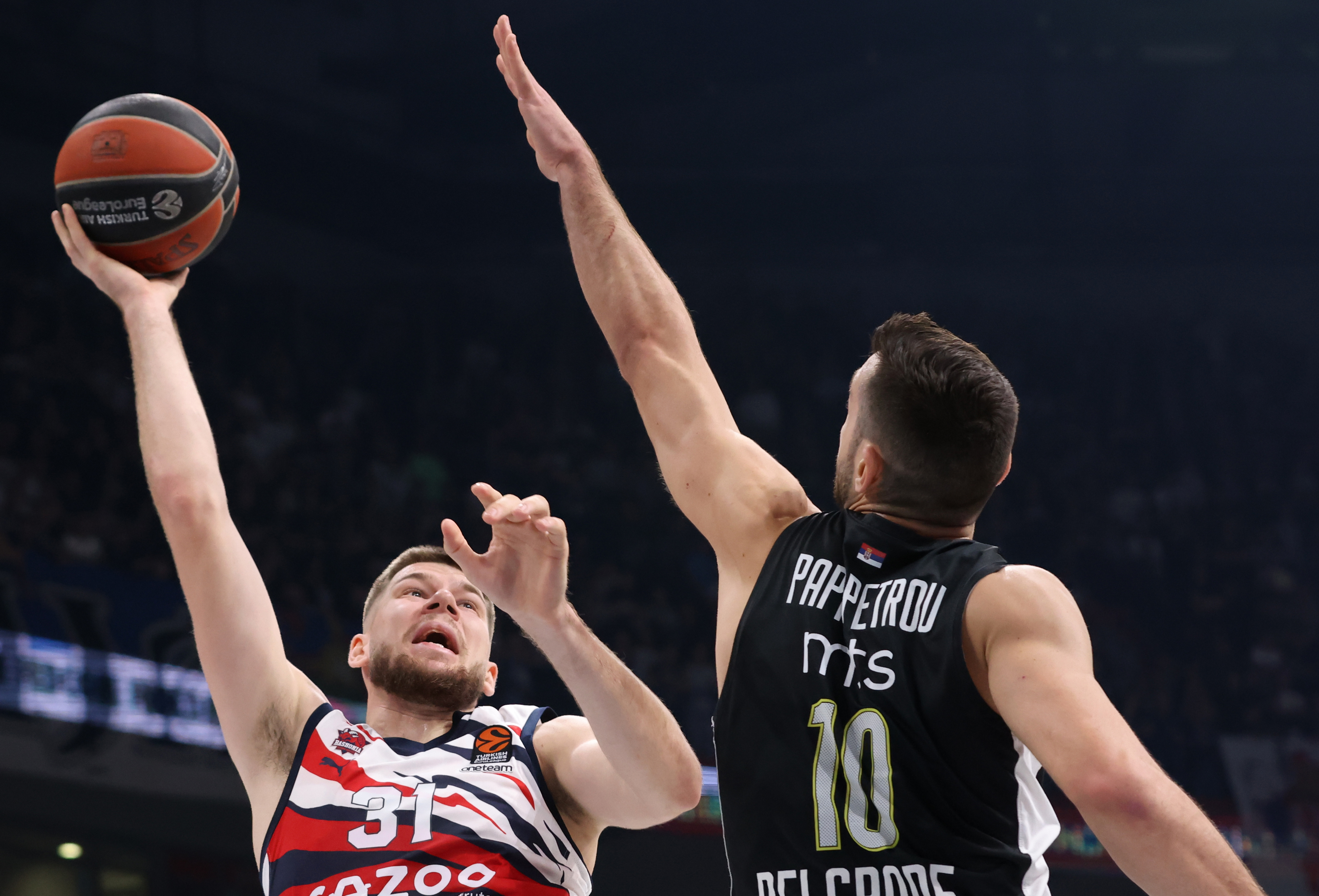 epa10403686 Baskonia's Rokas Giedraitis (L) in action against Partizan's Ioannis Papapetrou (R) during the Euroleague basketball match between Partizan Belgrade and Baskonia Vitoria-Gasteiz in Belgrade, Serbia, 13 January 2023.  EPA-EFE/ANDREJ CUKIC