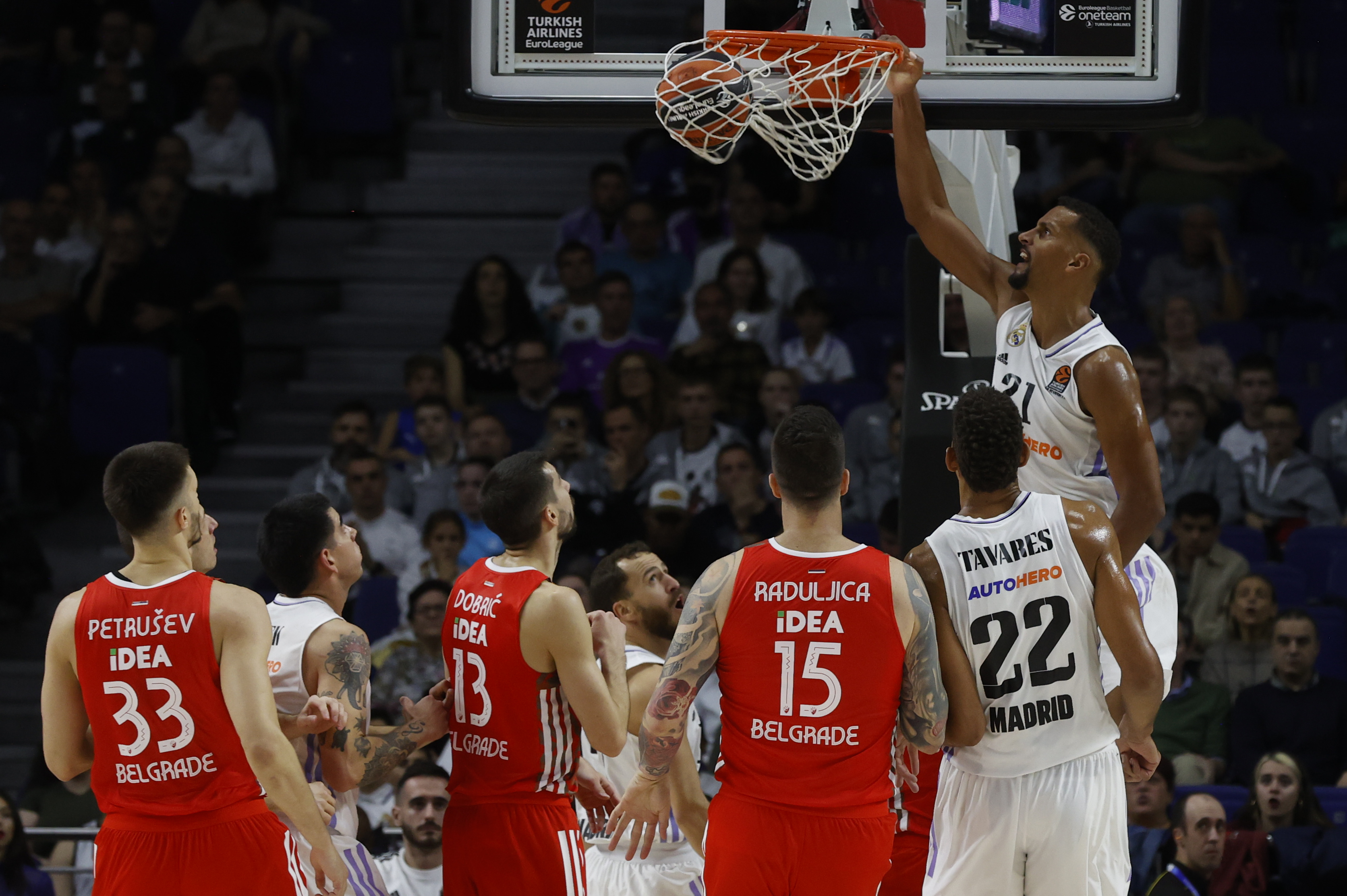 epa10257563 Real Madrid's Petr Cornelie (R) in action during the Euroleague basketball match between Real Madrid and Red Star Belgrade in Madrid, Spain, 21 October 2022.  EPA-EFE/Juan Carlos Hidalgo