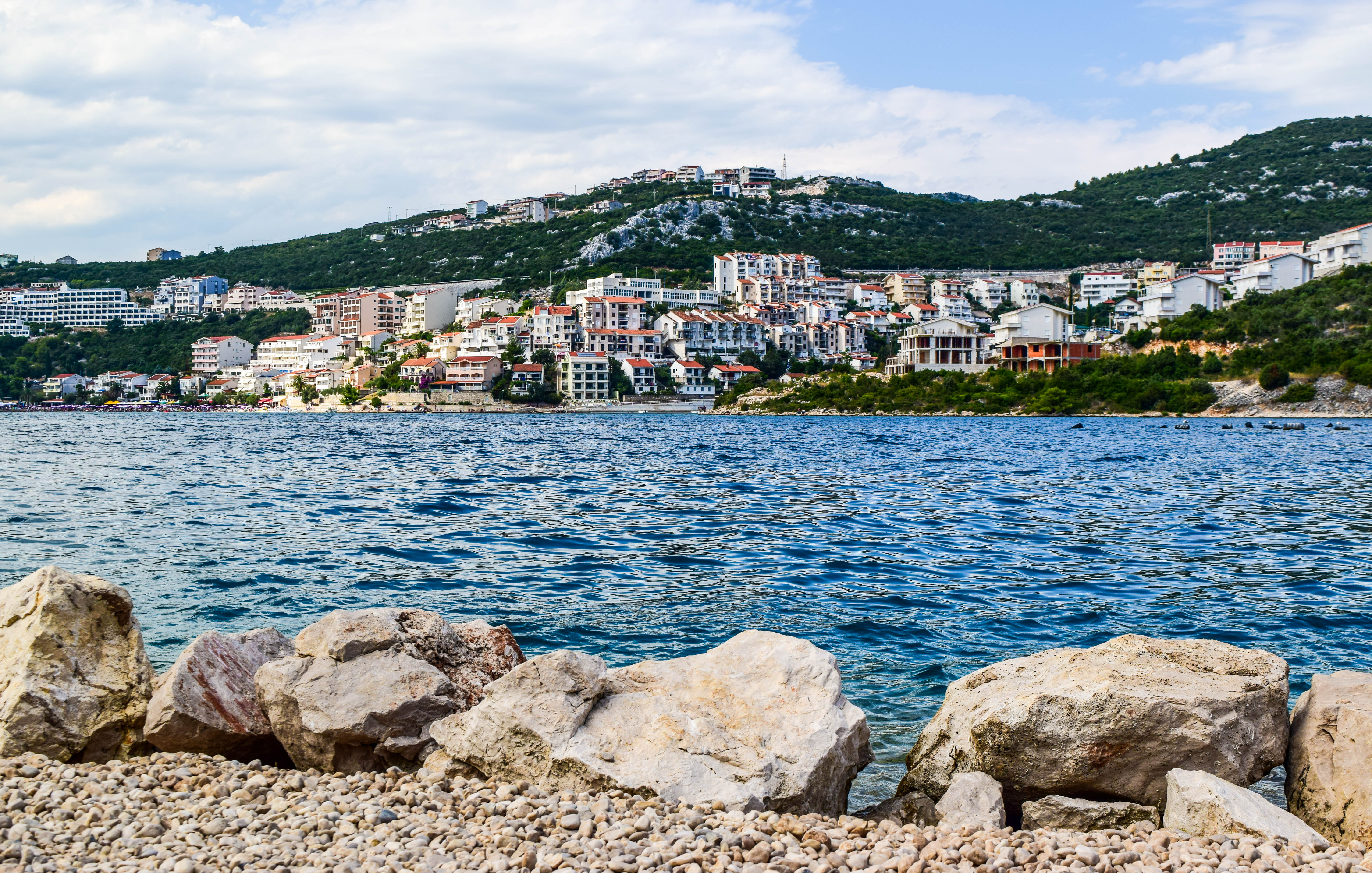 PROBUDI SE 23.07.2020. Neum, Ko nas prima, a ko ne, gde Srbi mogu na more, ilustracija Foto: Shutterstock/Jana Janina