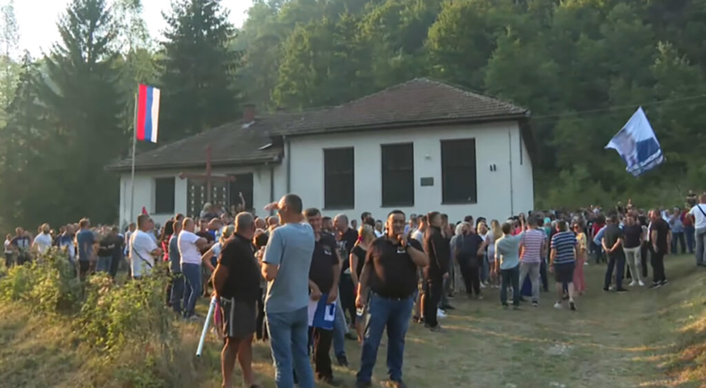 Lopare: Stigli autobusi, zastave Rusije i sa likom Milorada Dodika