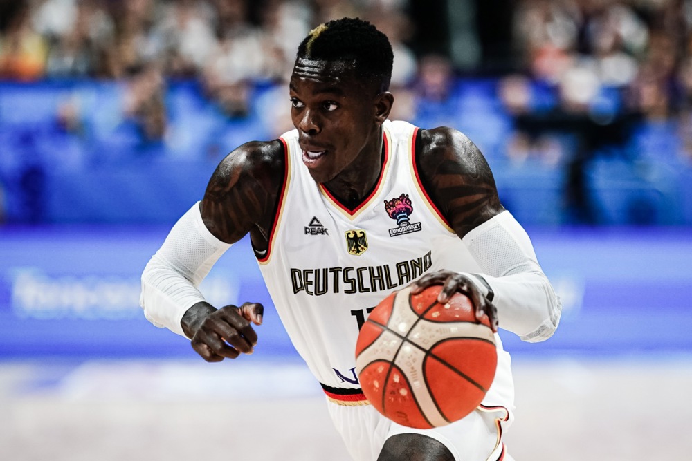 epa10175896 Germany's Dennis Schroeder in action during the FIBA EuroBasket 2022 round of 16 match between Germany and Montenegro at EuroBasket Arena in Berlin, Germany, 10 September 2022.  EPA-EFE/CLEMENS BILAN