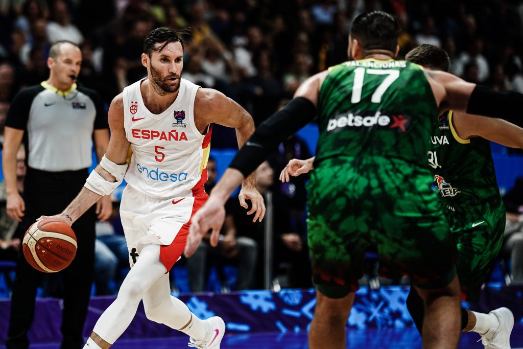 epa10176310 Spain's Rudy Fernandez (L) in action against Lithuania's Jonas Valanciunas (R) during the FIBA EuroBasket 2022 round of 16 match between Spain and Lithuania at EuroBasket Arena in Berlin, Germany, 10 September 2022.  EPA-EFE/CLEMENS BILAN